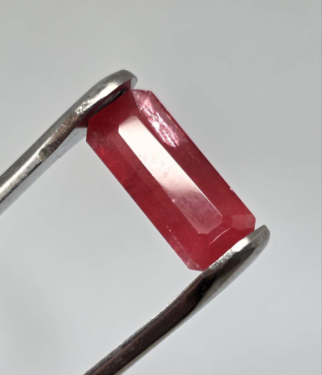 Rodonita roja de manganeso extraída de tierras raras, facetada, con octágono superior, 17,2 x 7 mm (7,1 ct). Pieza única. Gemas raras.