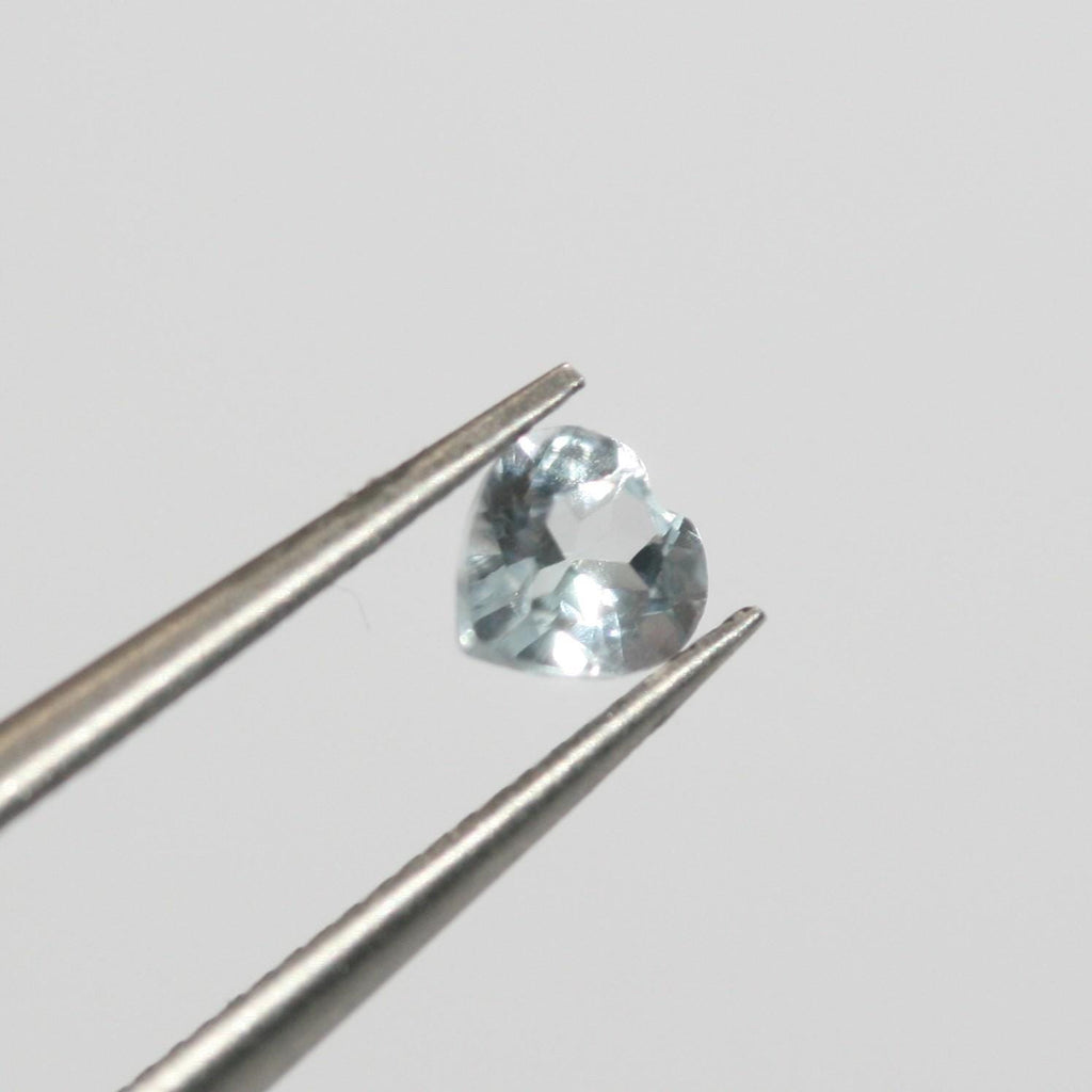 Lot de 15 topazes célestes en forme de cœur à facettes de 4 mm.