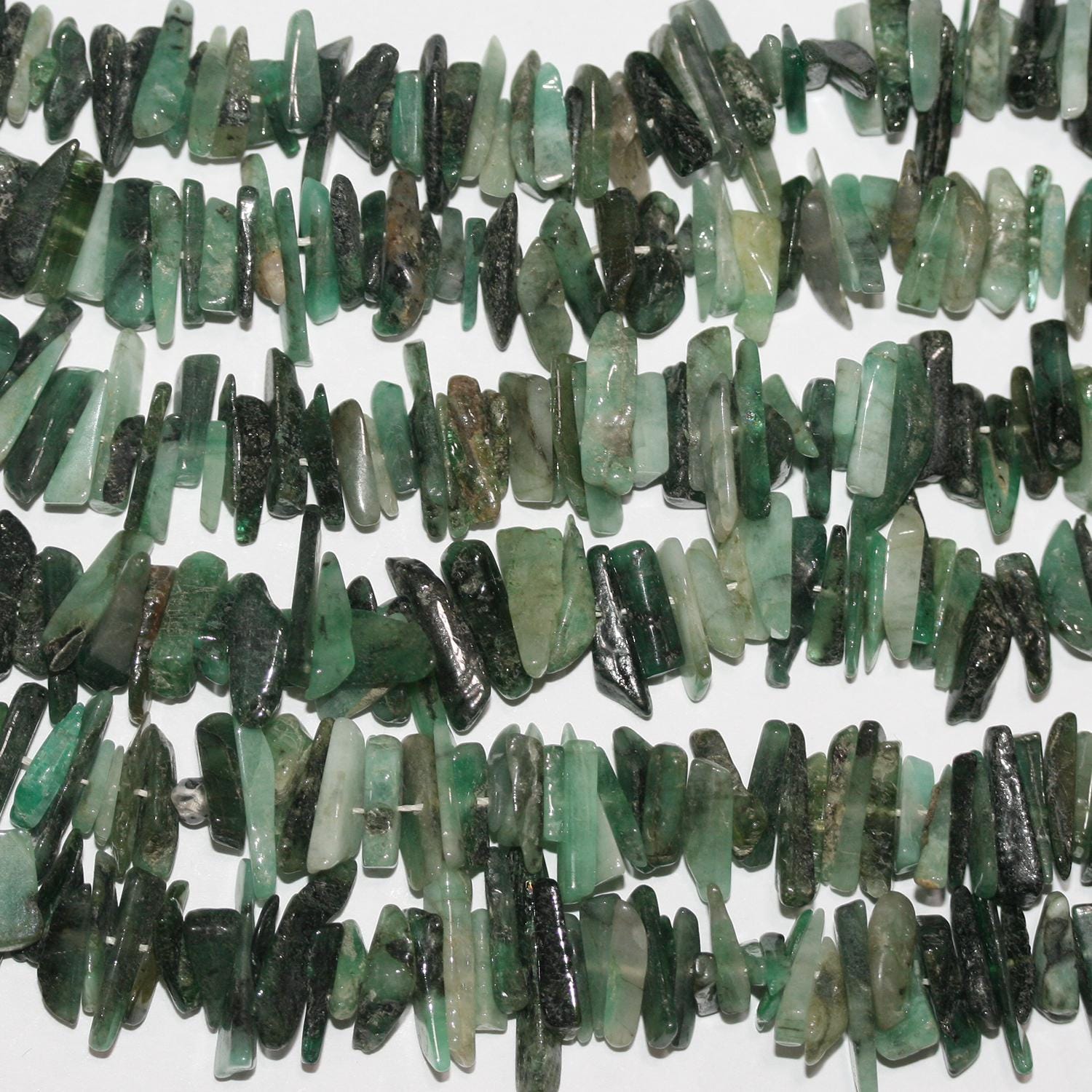 17" St Emerald Smooth Chips Cuentas Irregulares 14x3mm.-Aprox.-Hilo 42cm.