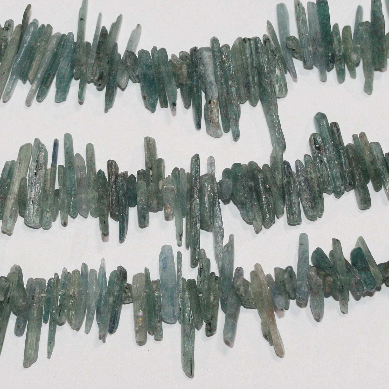 Perlas de cianita santa de 16", acabado mate, sin pulir, de 25 a 18 x 5 mm, aprox., hilo de 40 cm.