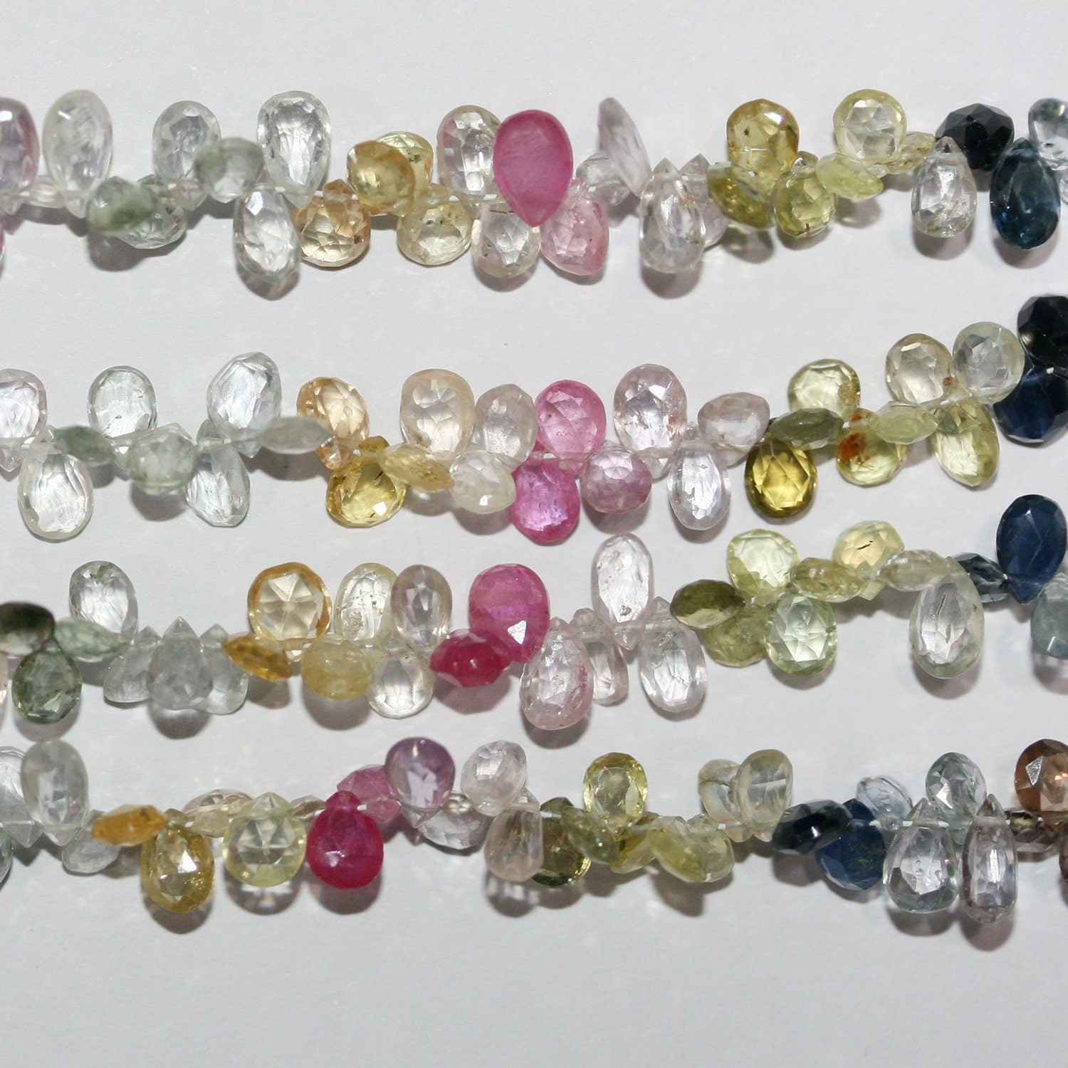Perles en forme de goutte à facettes en saphir multicolore de 8 pouces, 7 x 4 mm. - Fil de 20 cm.