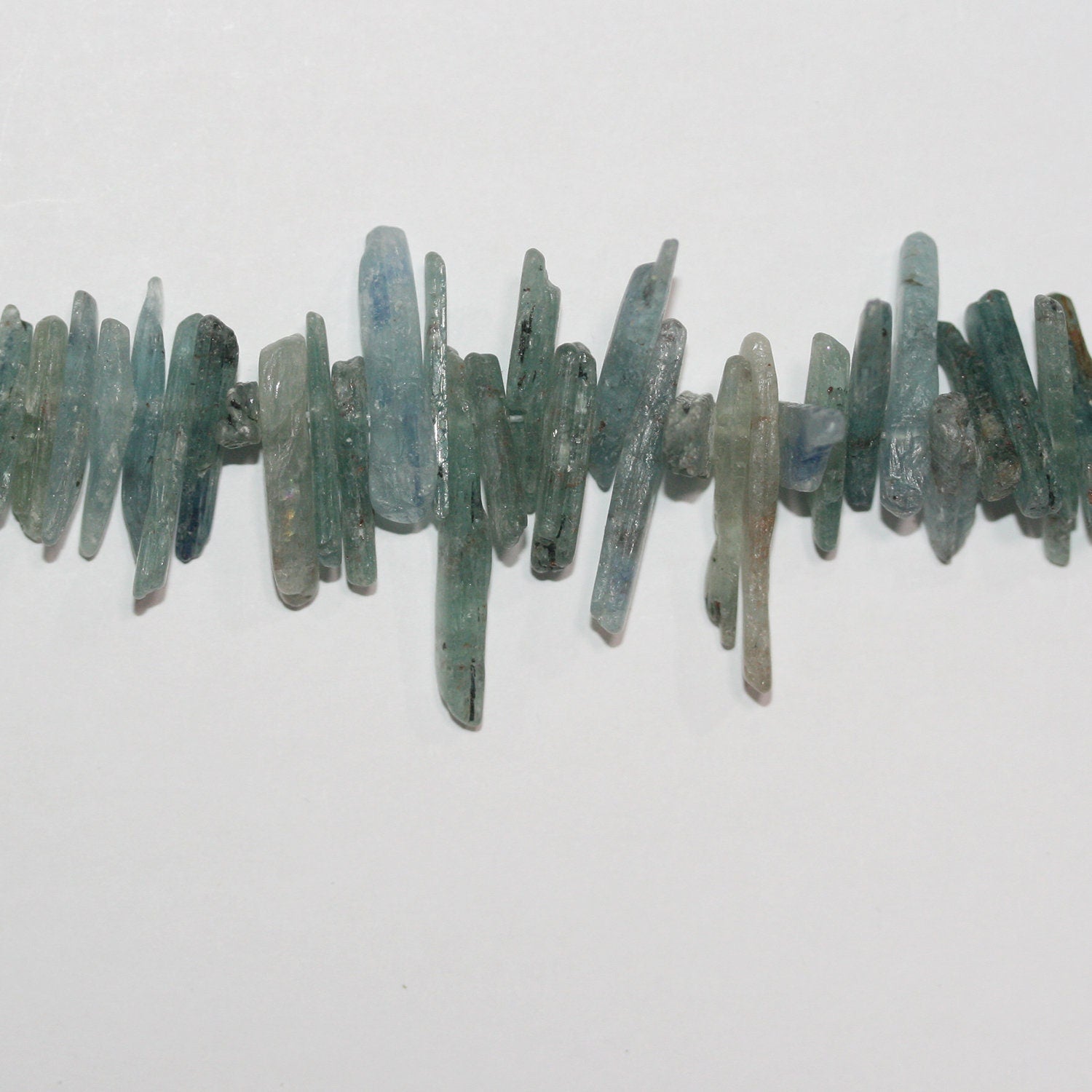 Perlas de cianita santa de 16", acabado mate, sin pulir, de 25 a 18 x 5 mm, aprox., hilo de 40 cm.