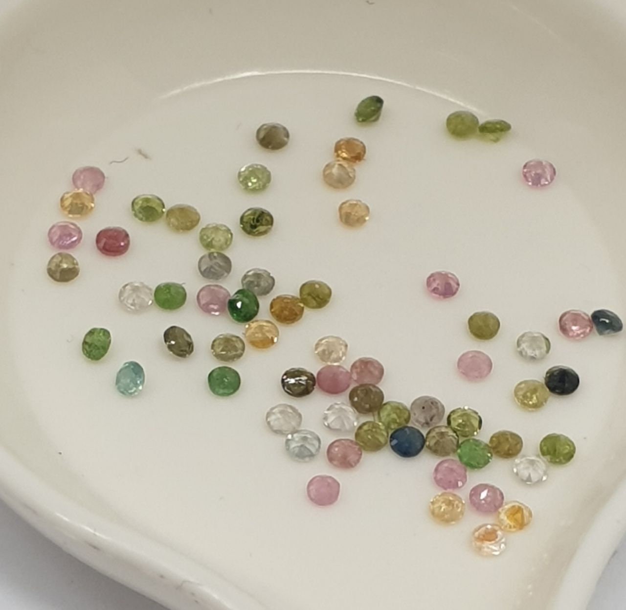 Lot de tourmalines multicolores, taille ronde 1,5 mm, non traitées - Vente en gros - Fournisseur de pierres précieuses pour le bricolage - Pierres authentiques - Petites pierres précieuses