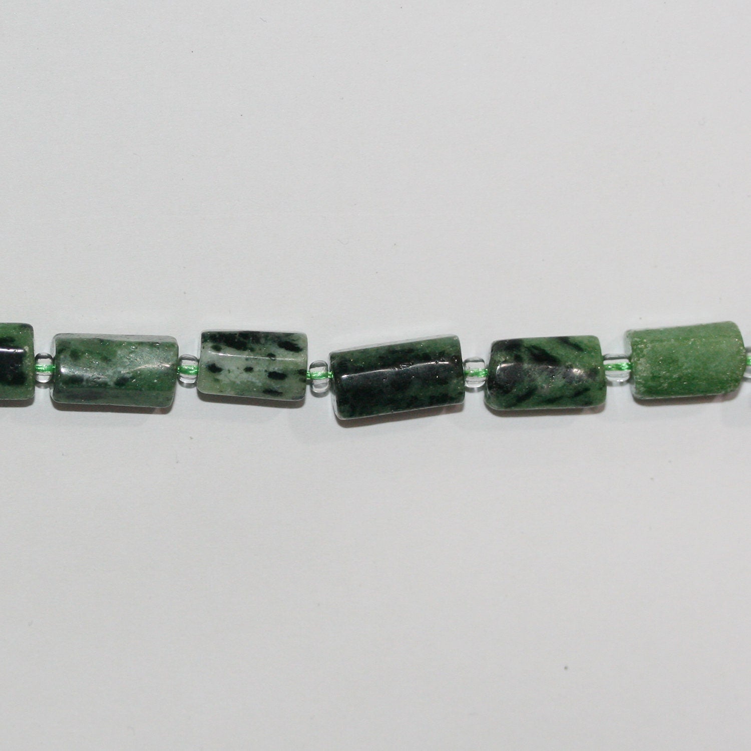 Cuentas de barril liso de zoisita y rubí de 16", 12 x 6 mm. Aprox. - Hilo de 40 cm.