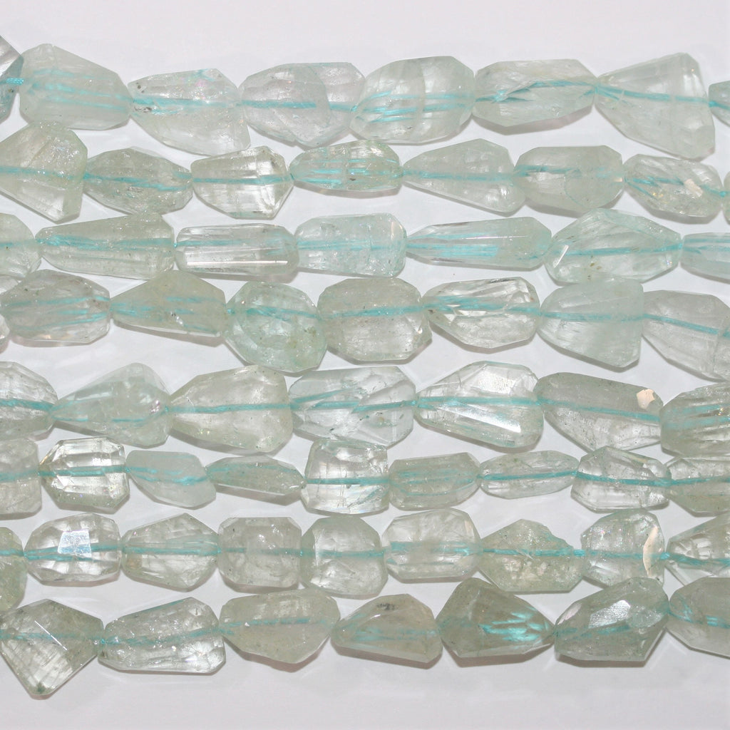 Pépite d'aigue-marine irrégulière à facettes de 15 pouces - Fil de 39 cm.