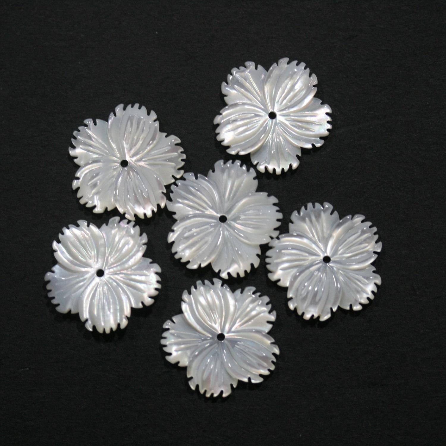 Pendentif en nacre sculptée en forme de fleur, 15 mm (3 paires). Réf. 14833