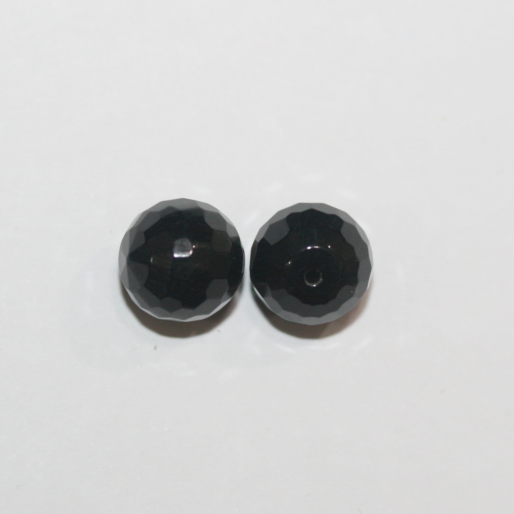 Perles rondes à facettes en onyx semi-percées de 10 mm (1 paire).
