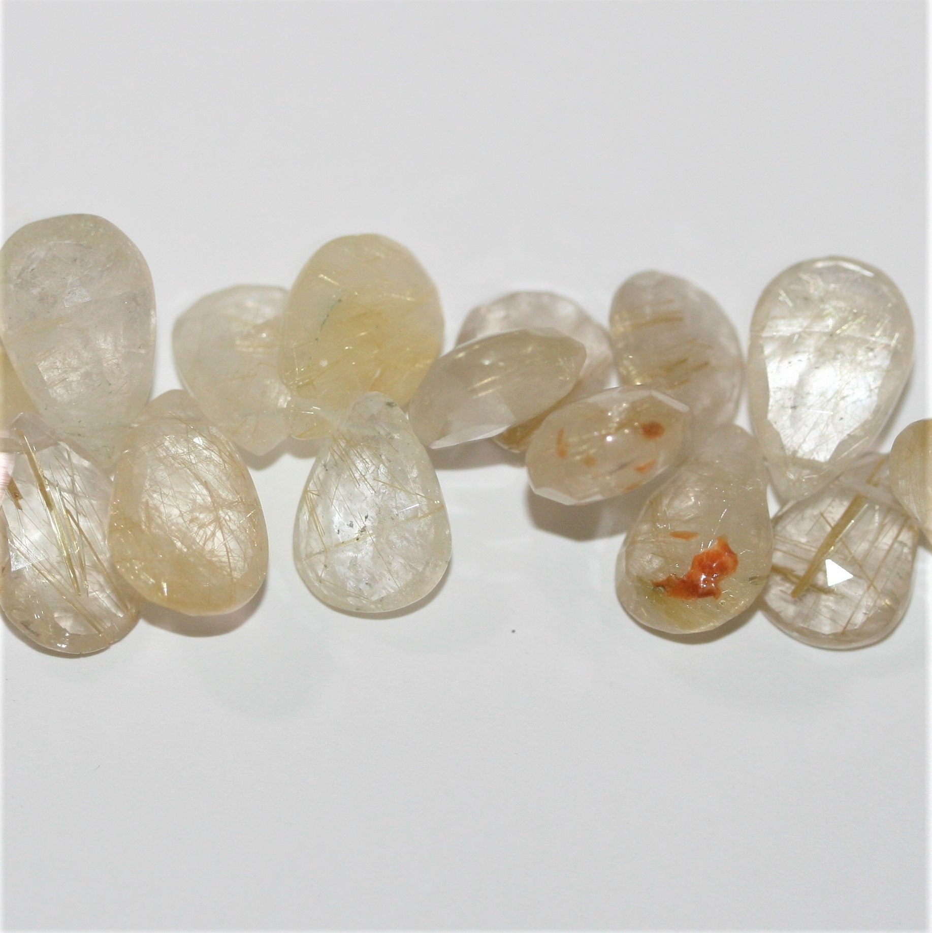 Perles en quartz rutile facettées de 9 pouces (12 x 10 mm). Longueur approximative du fil : 22 cm.