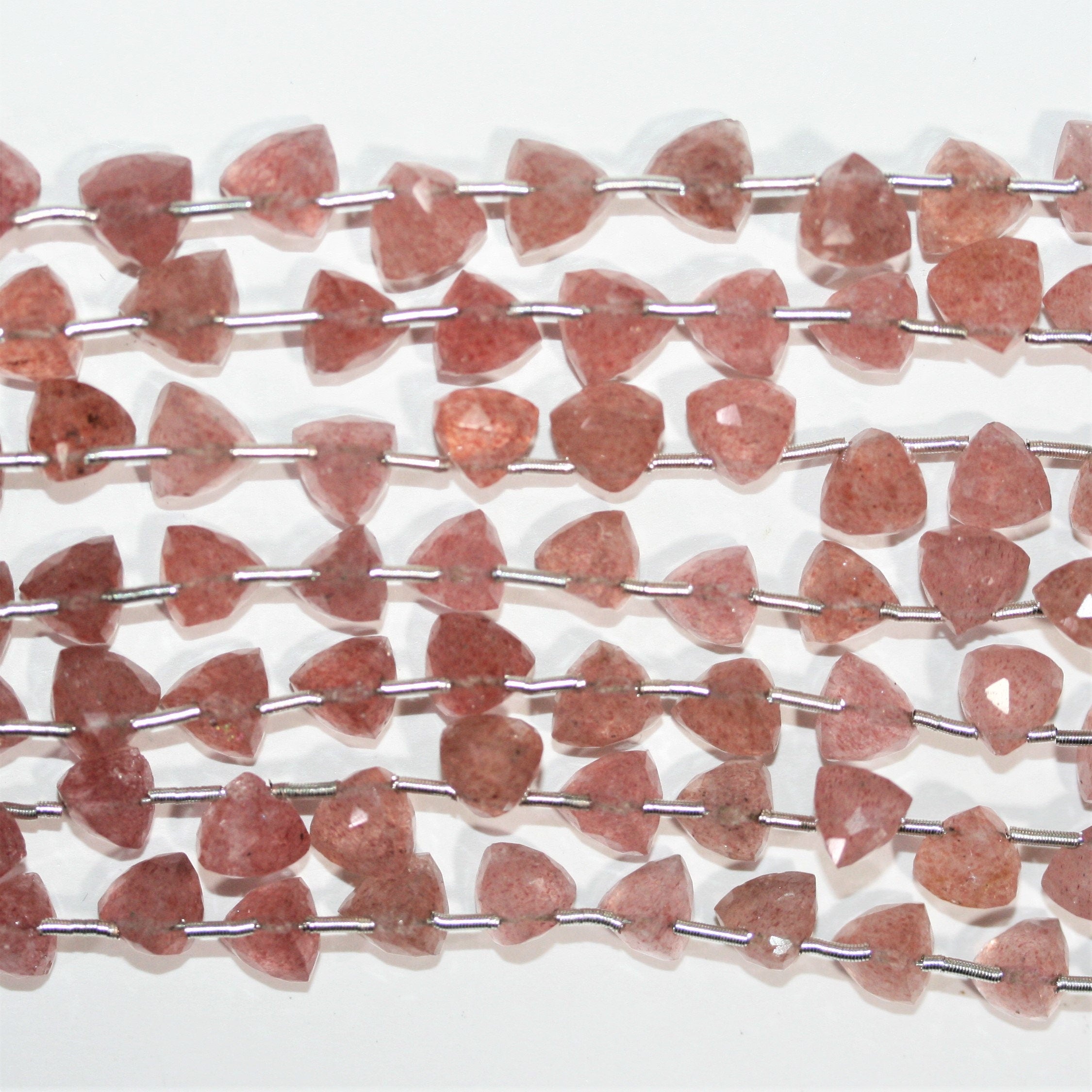 Perles de quartz cerise triangulaires à facettes de 8 pouces, 6-7 mm. - Fil de 20 cm.