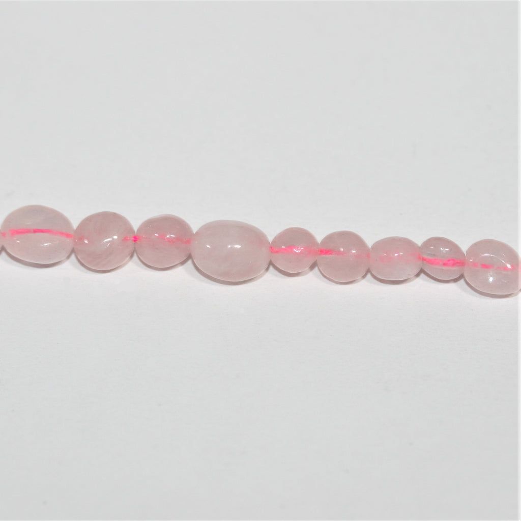 Perles de quartz rose St. Rose lisses en pépites de 15 pouces (6-8 mm). Longueur approximative du brin : 39 cm.