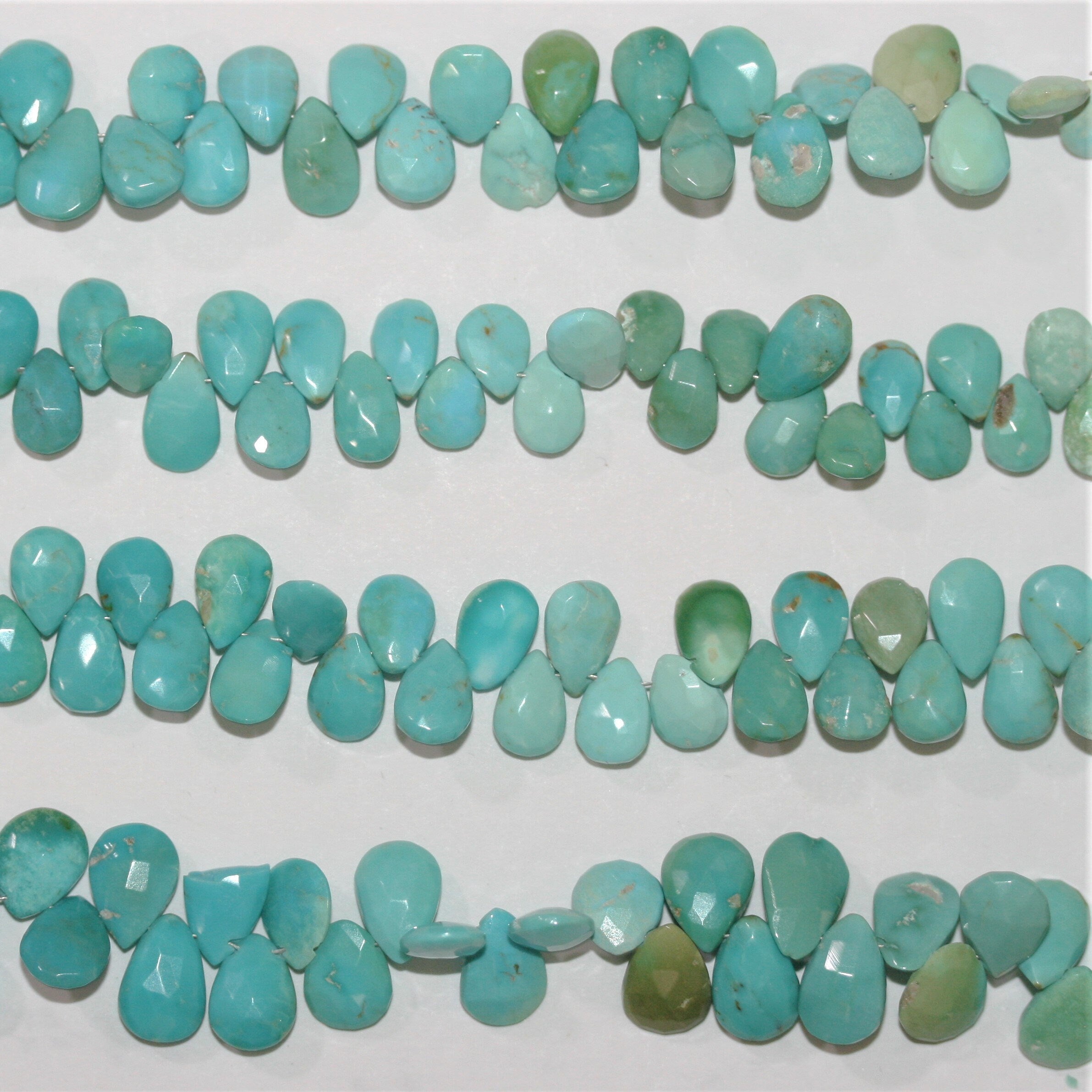 Perles en turquoise St à facettes en forme de goutte, 8 pouces, 10 x 7 mm. Longueur du fil : environ 20 cm.