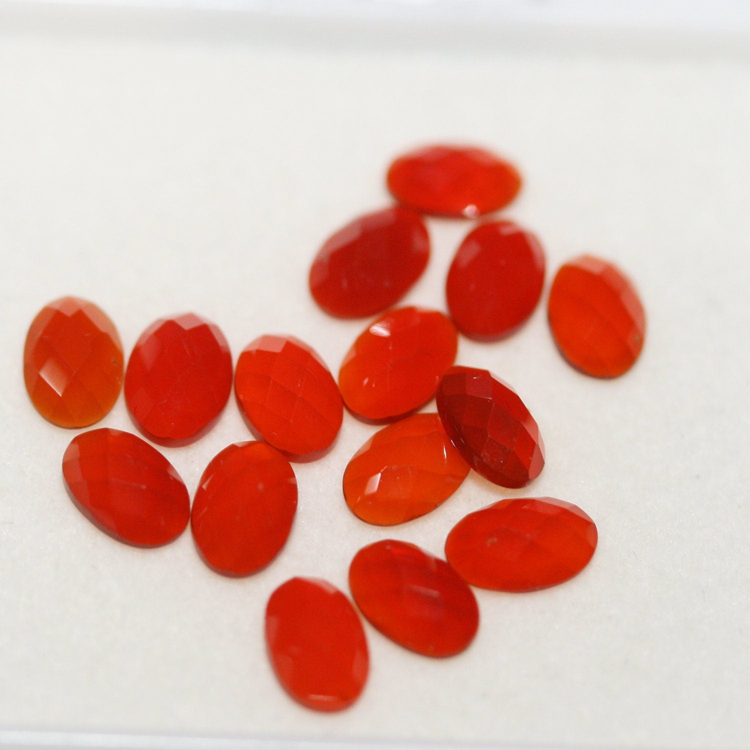Lot de 15 cabochons ovales à facettes en cornaline 8x6mm. (15 pièces)