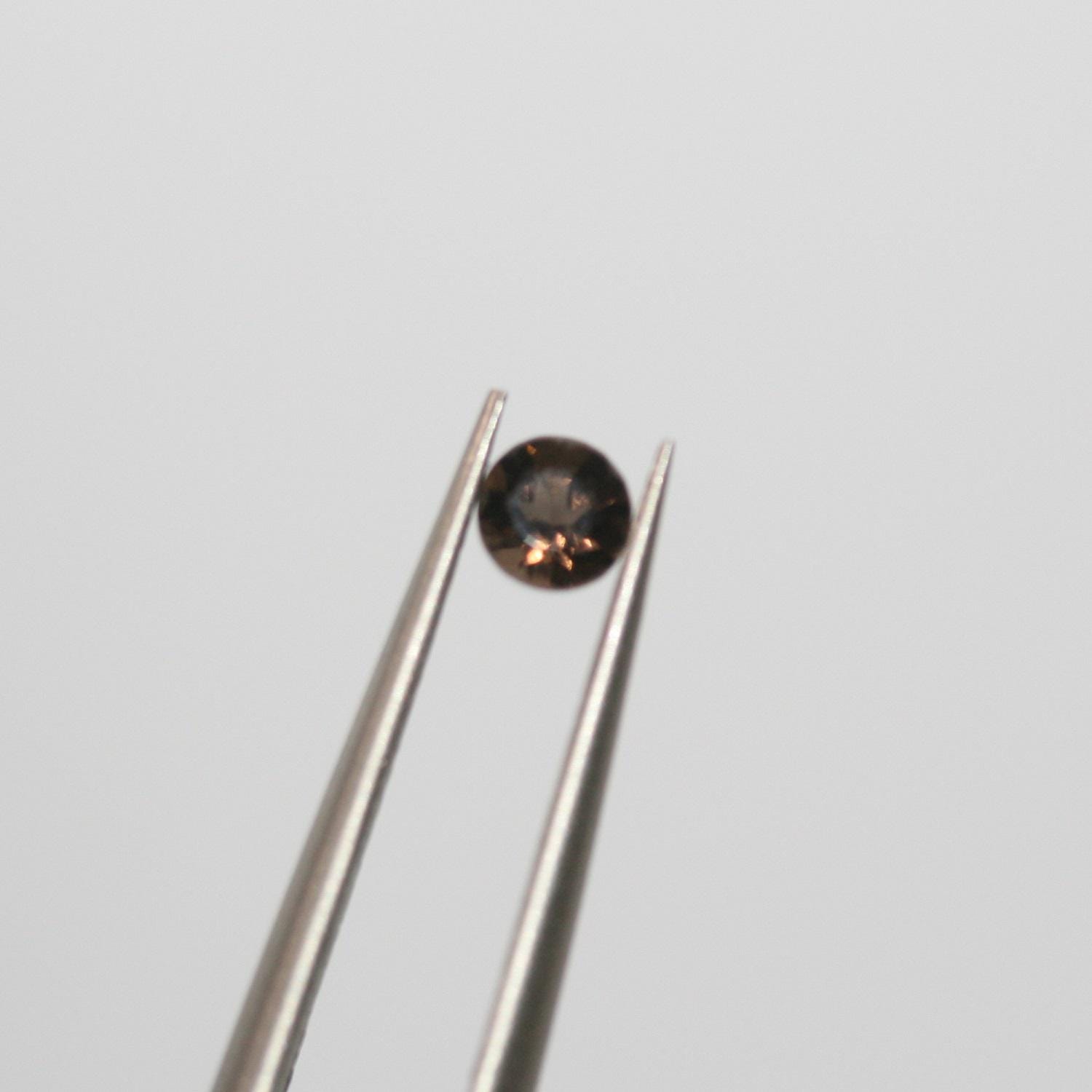 Lot de 20 pierres rondes à facettes en quartz fumé de 4 mm.