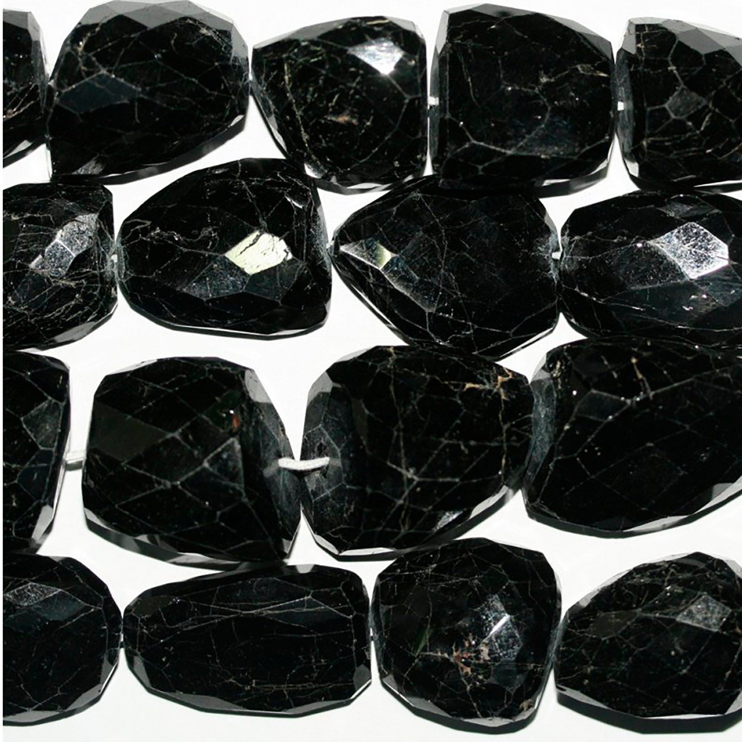 Pépite de tourmaline noire facettée de 15 pouces (environ 39 mm), longueur du fil : 25 à 45 mm.