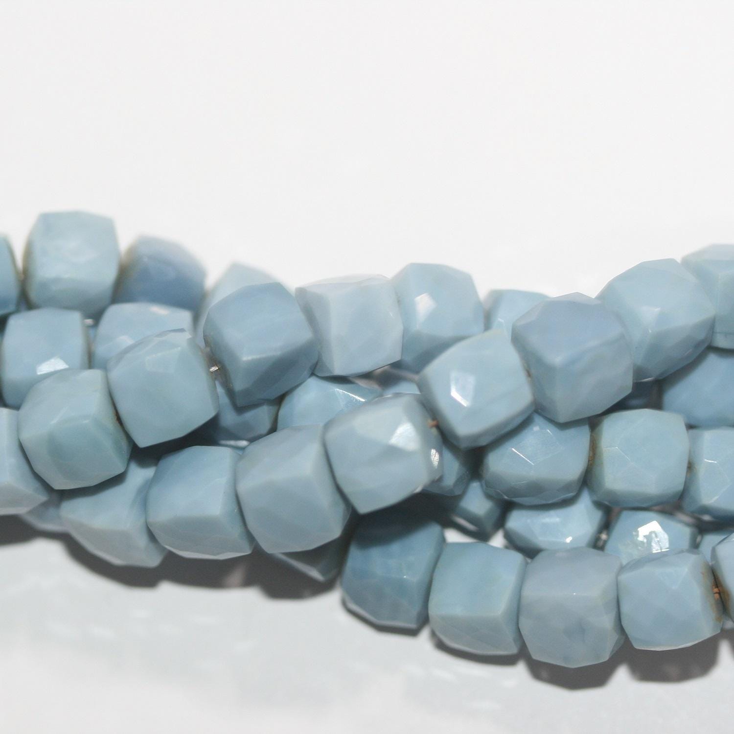 Cuentas cúbicas facetadas de ópalo azul de 8" (7-8 mm). Aprox. - Hilo de 20 cm.