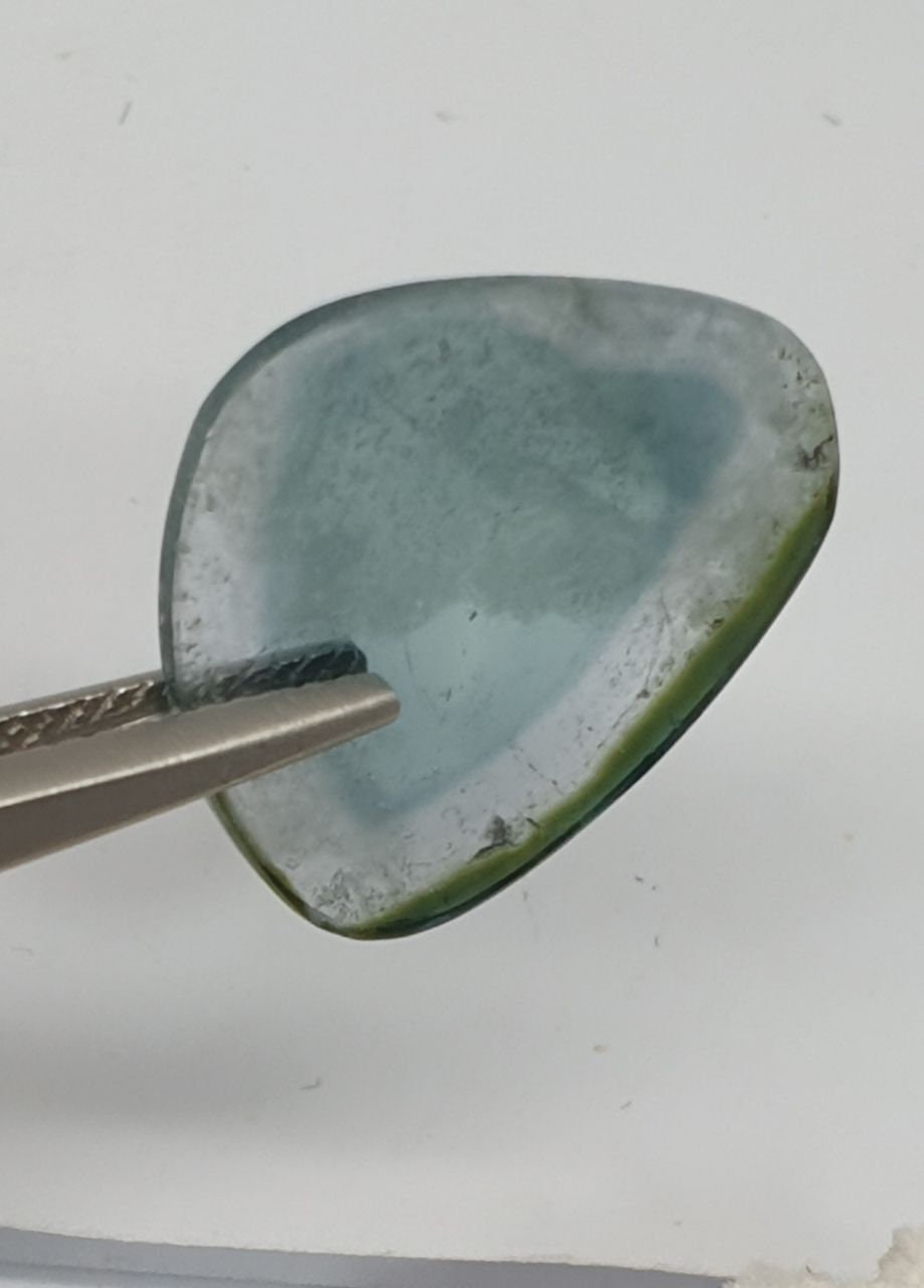 Tourmaline bleue en forme de tranche, cabochon plat 20 x 17,8 mm (6,4 ct). Provenance : Brésil.