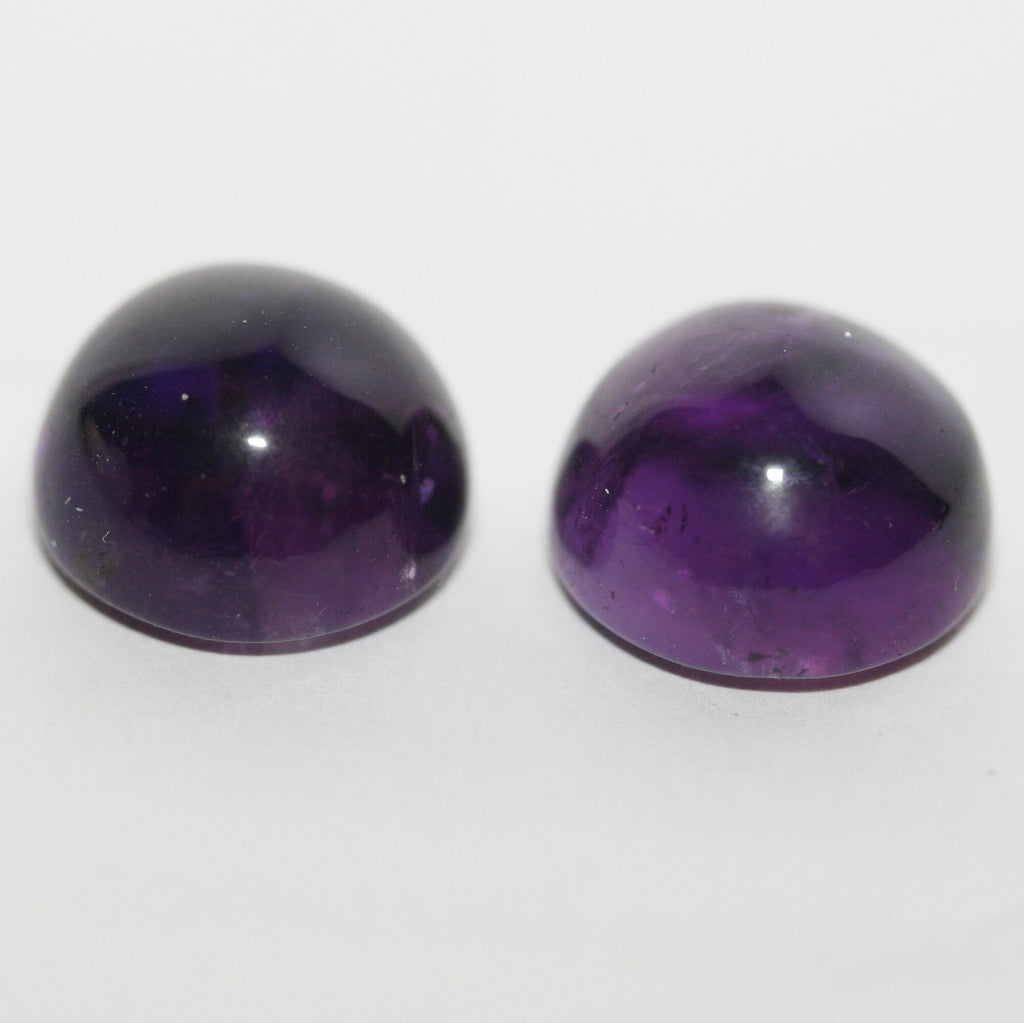 Paire d'améthystes cabochon rond de 11 mm (12,68 ct). Pierre précieuse naturelle non traitée.