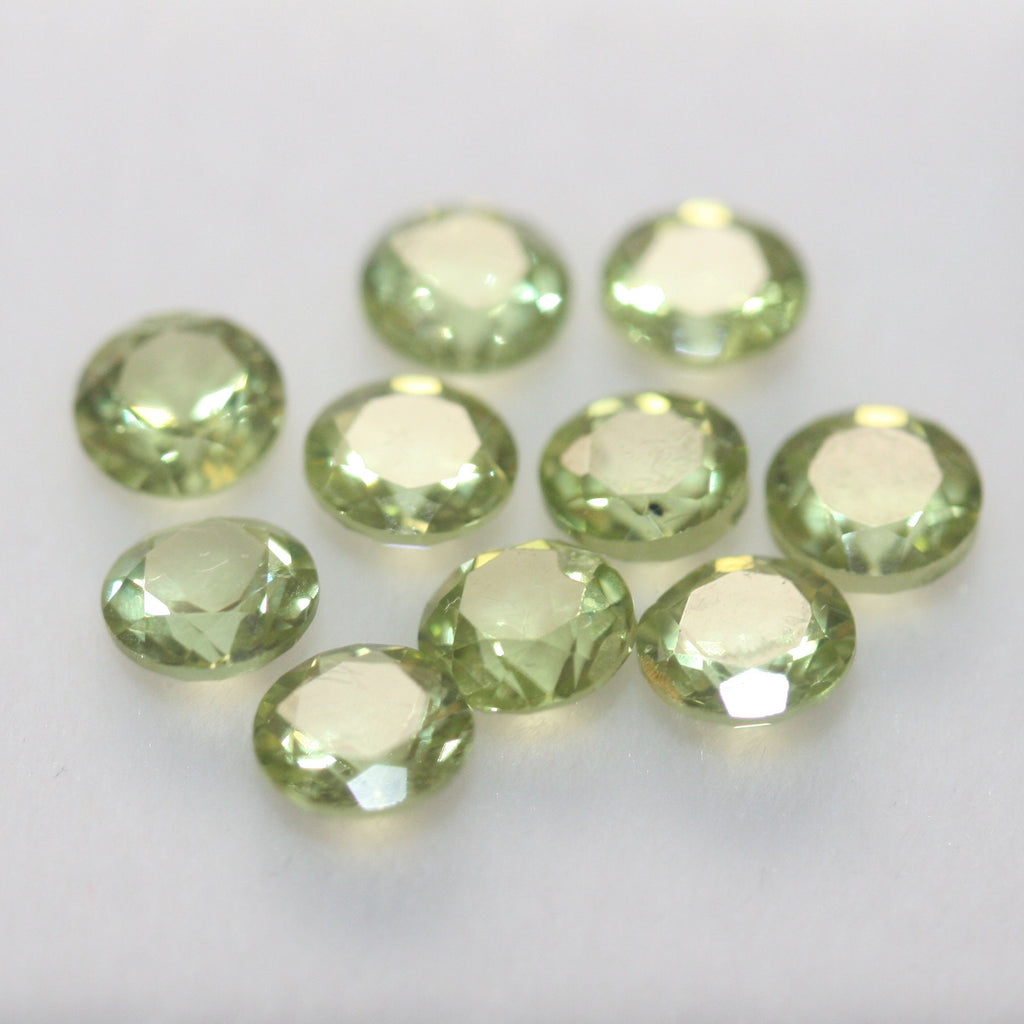 Lot de 10 péridots ronds à facettes de 4 mm, vert olive.