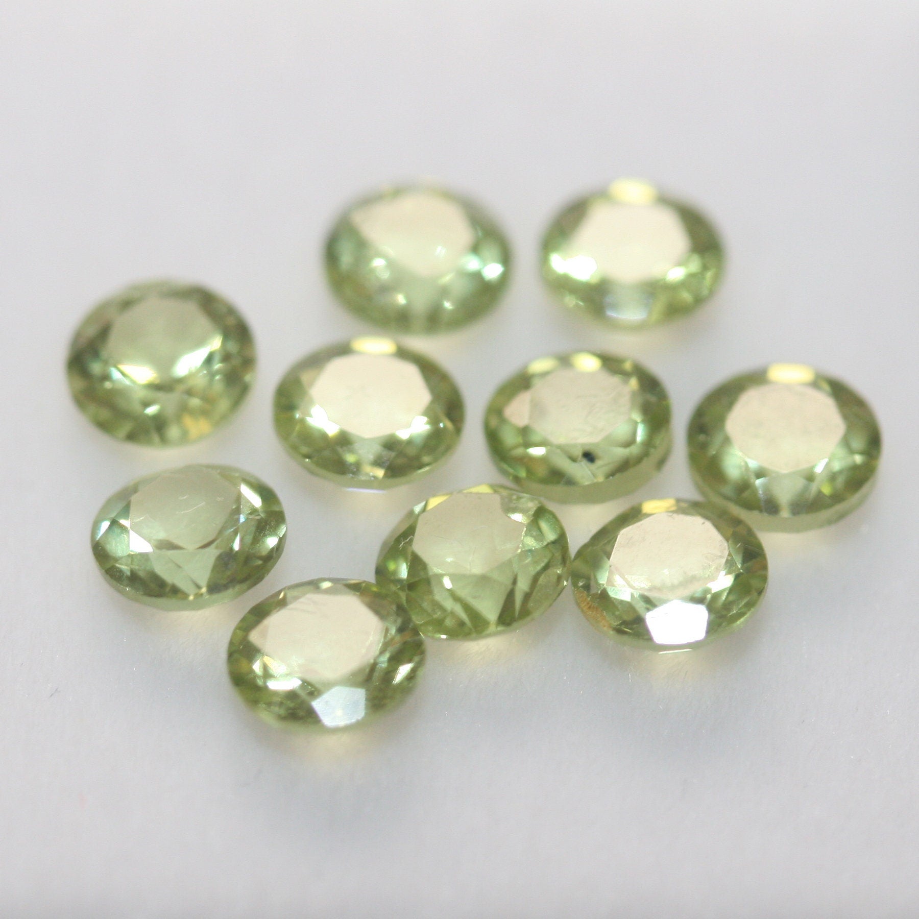 Lot de 10 péridots ronds à facettes de 4 mm, vert olive.