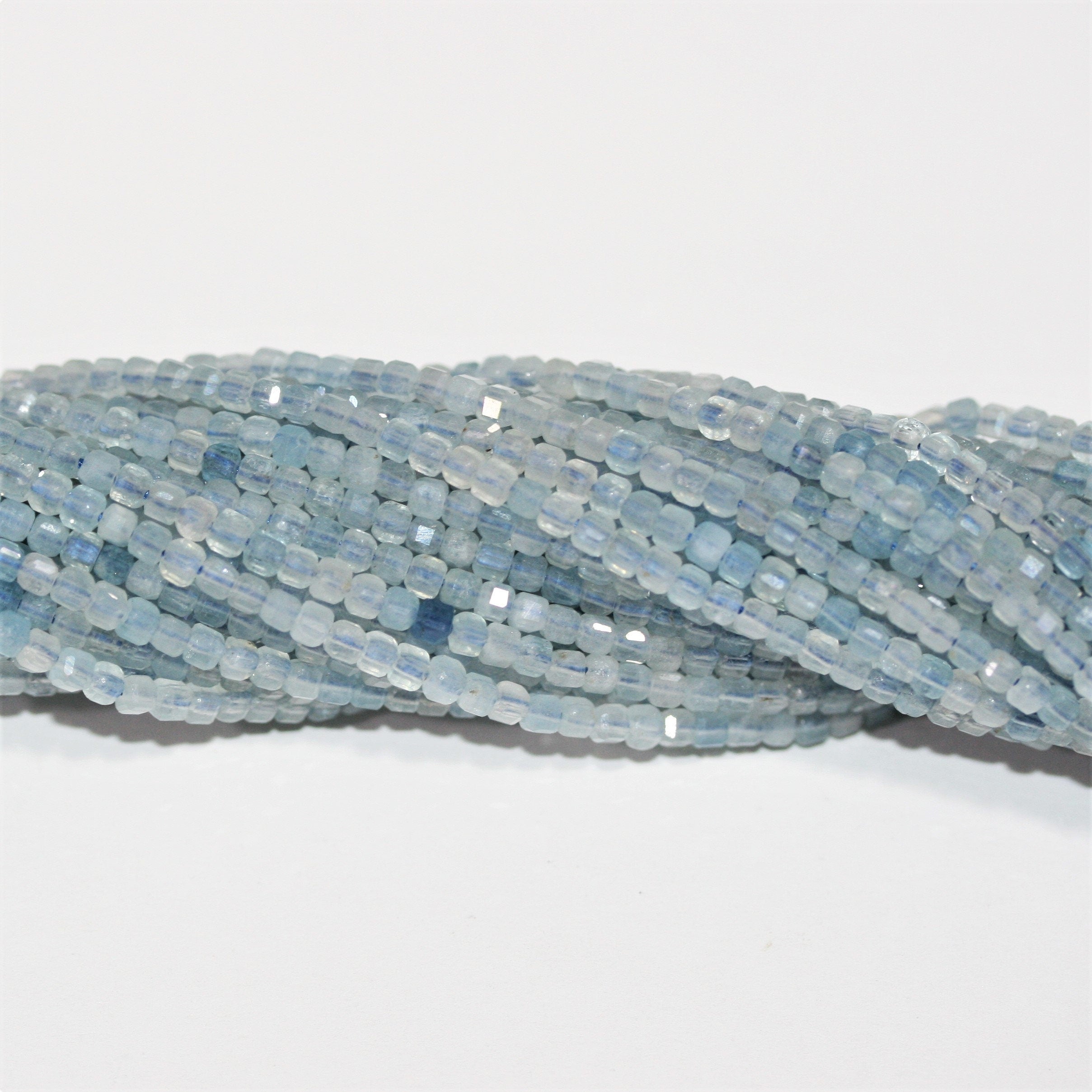 16" Cuentas de Cubo Facetadas de Aguamarina Santa 2mm.-Hilo 40cm.