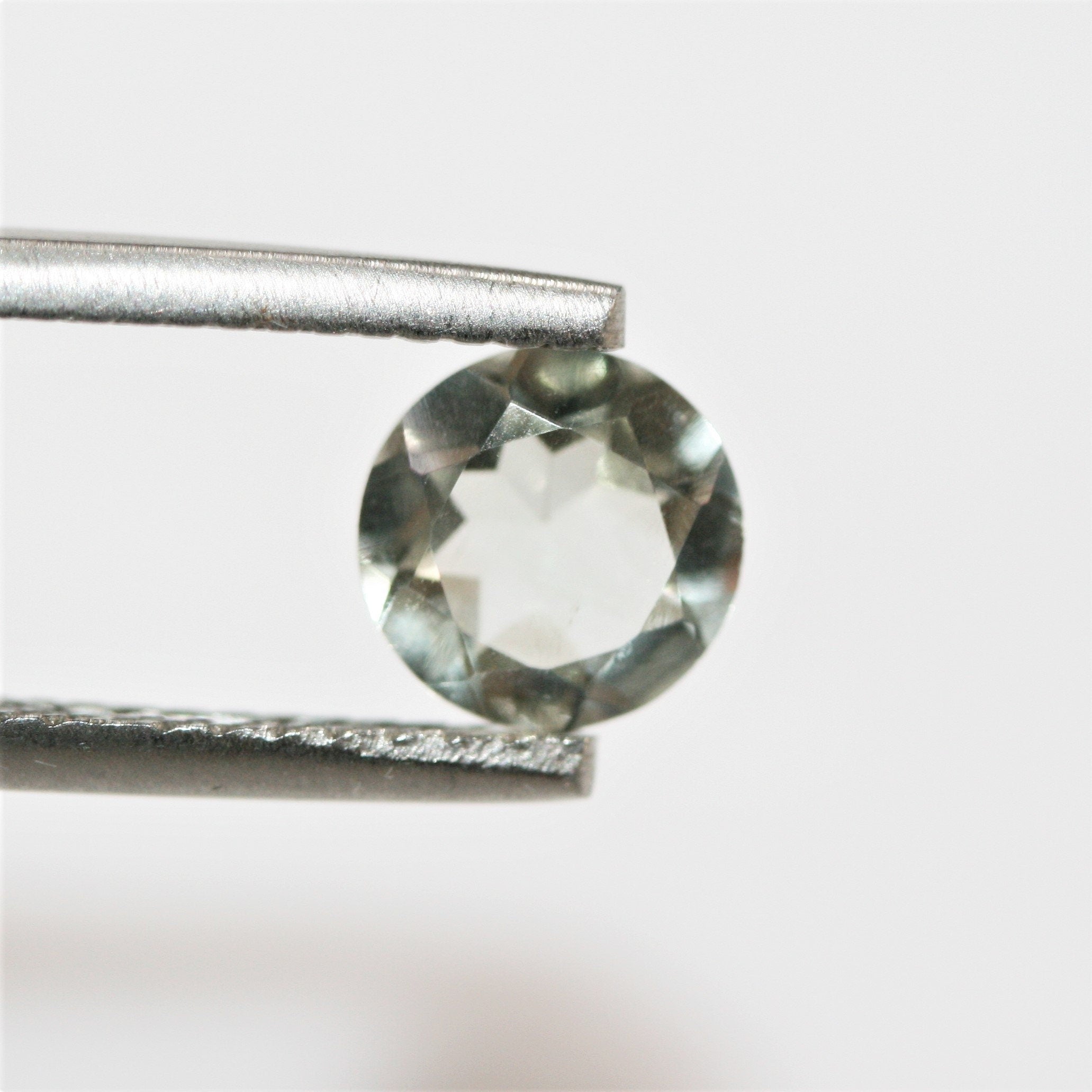 Lot de 10 pierres rondes à facettes de prasiolite de 7 mm.