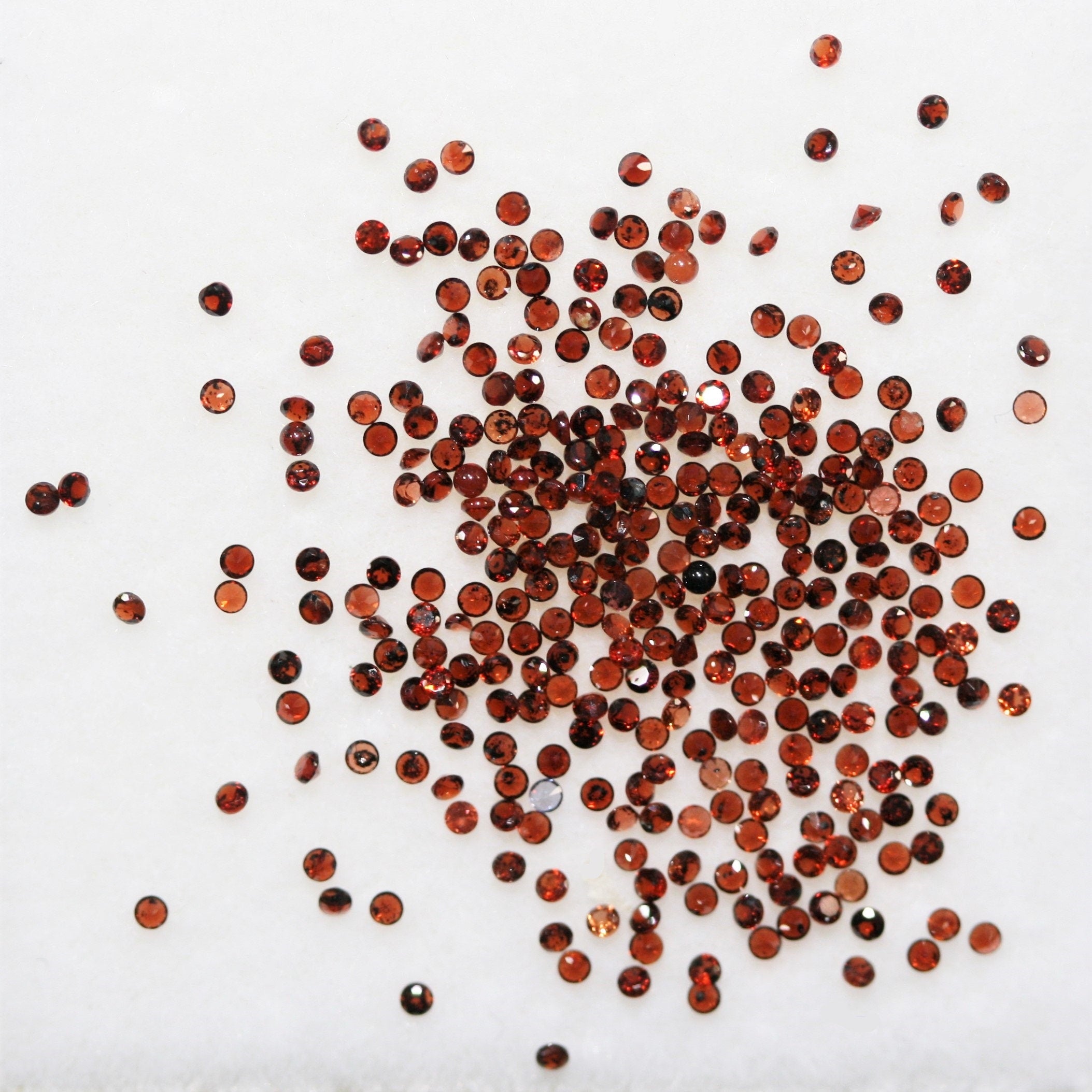 Lote de Granate Redondos Facetados de 1mm - Lote de 2 Quilates