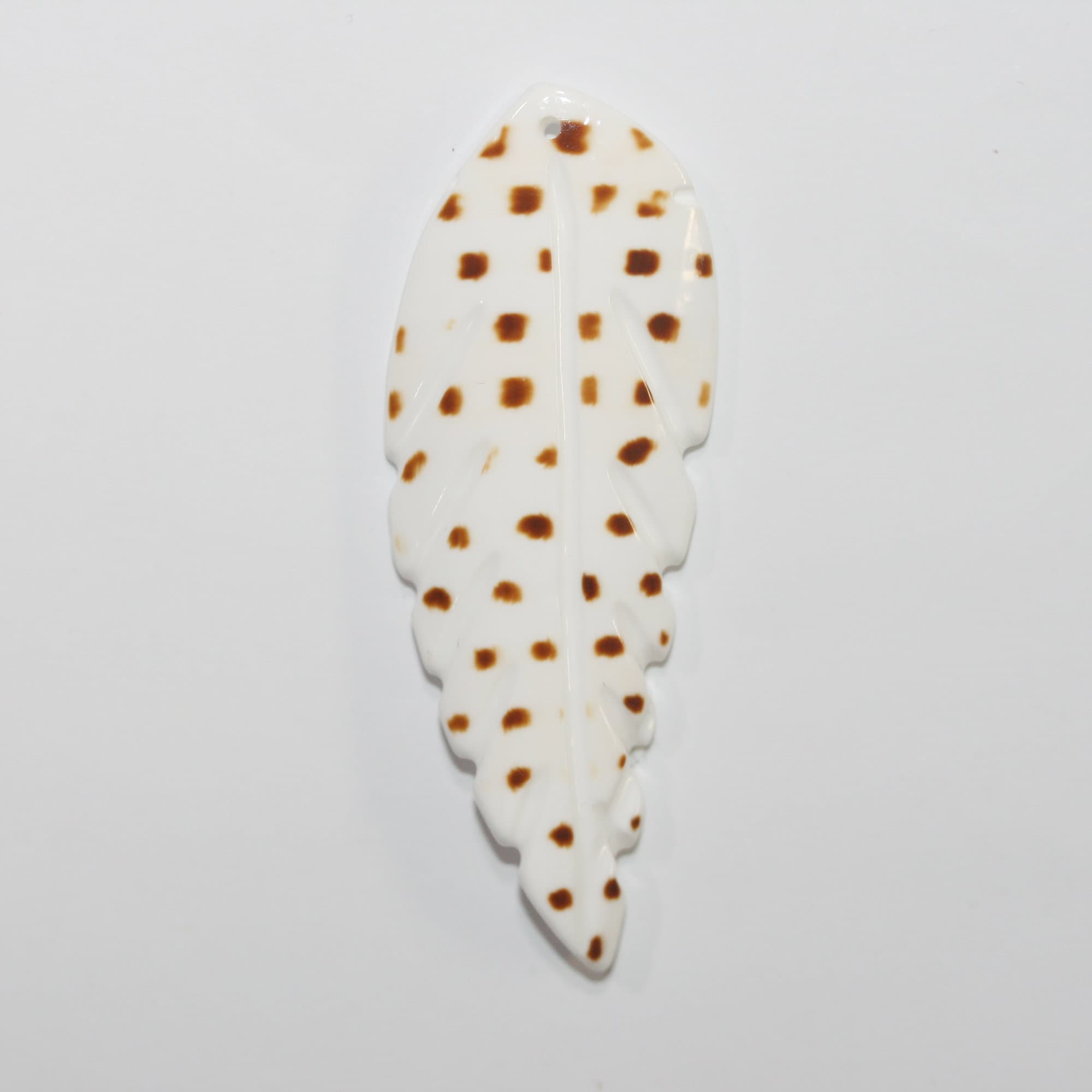 Pendentif en nacre sculptée, 55 x 20 mm environ. Pendentifs en nacre naturelle et coquillage.