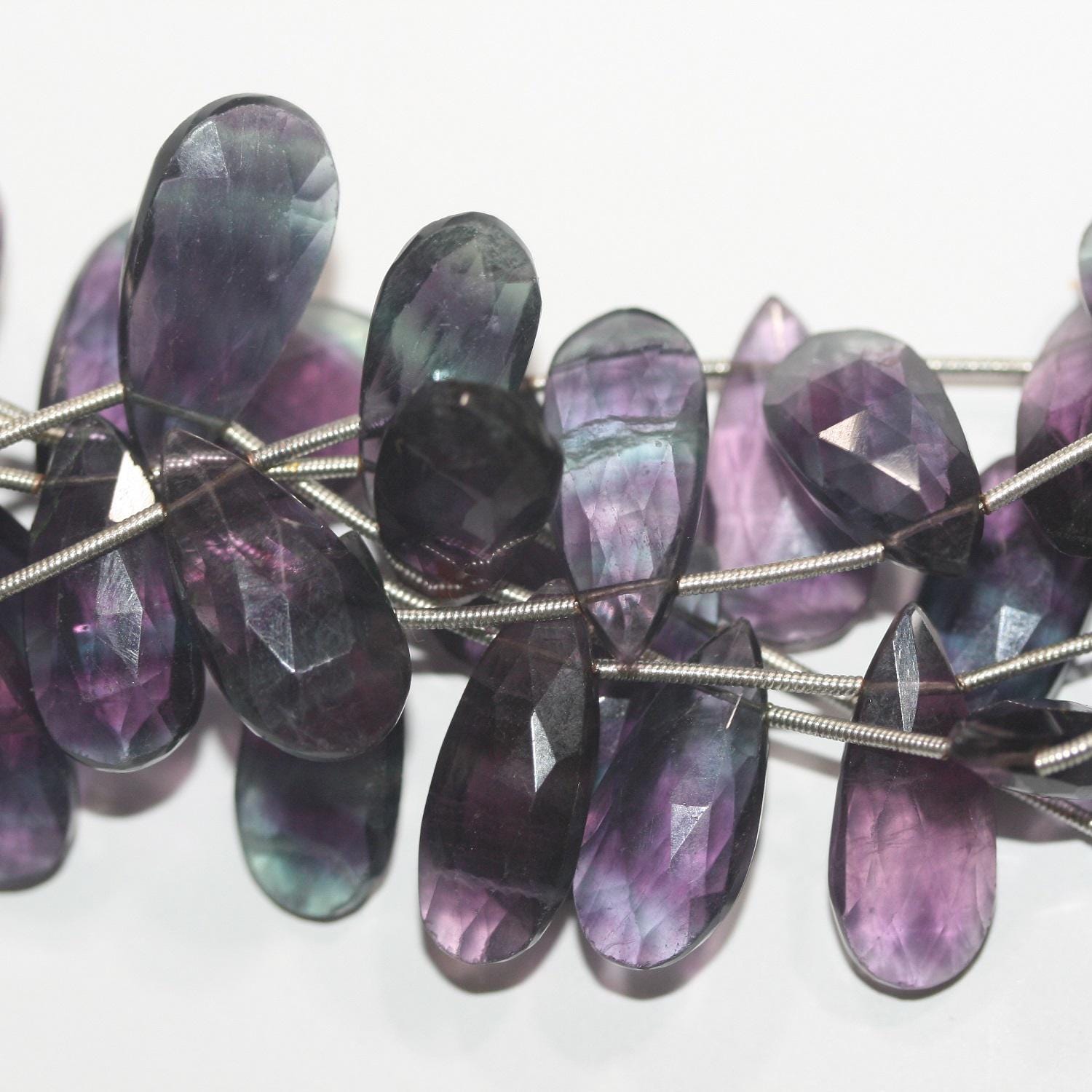 Perles en forme de goutte facettées en fluorite St de 8 pouces (21 x 10 mm). Longueur approximative du fil : 20 cm.