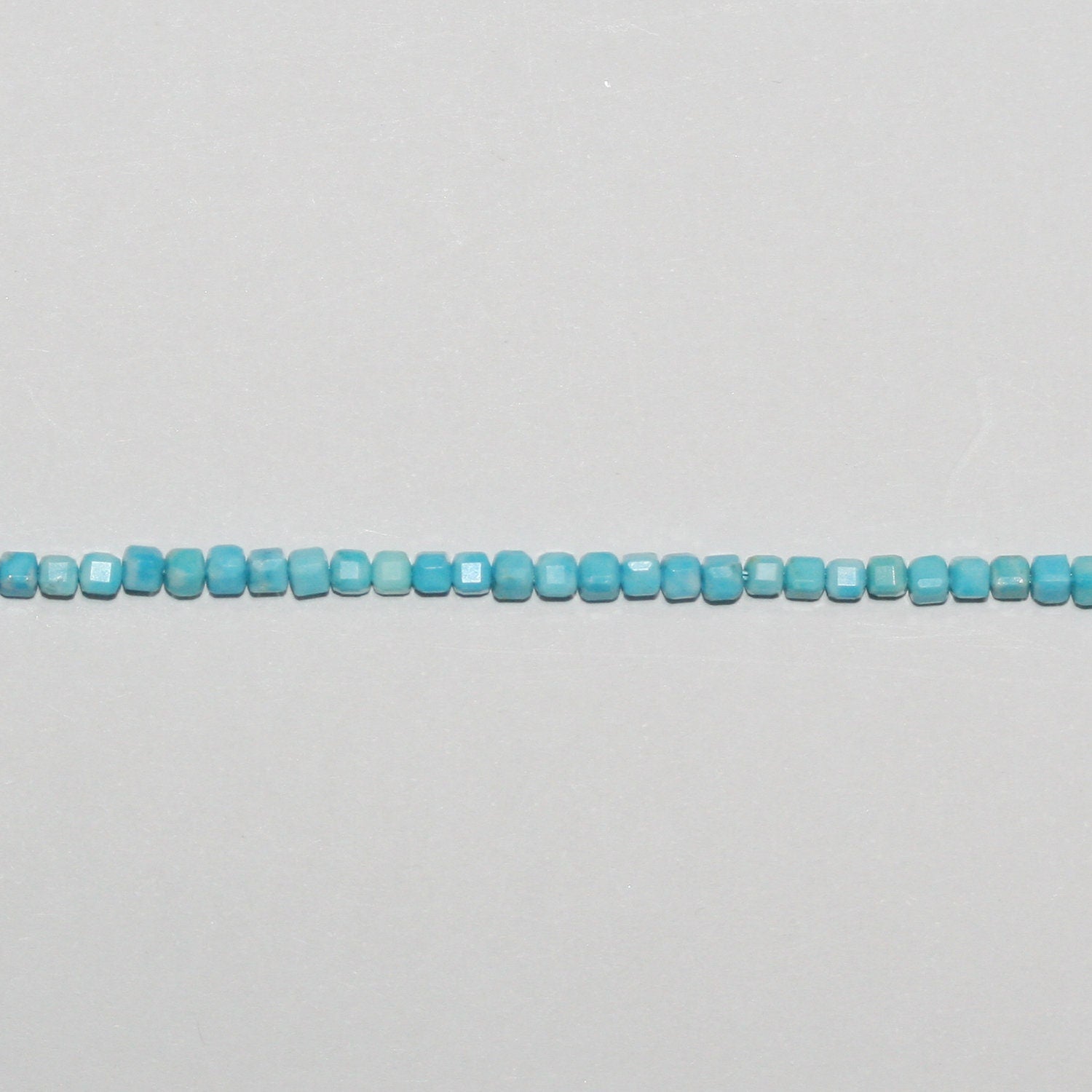 Perles cubiques à facettes en turquoise St de 15 pouces, 2-2,5 mm - Fil de 39 cm.
