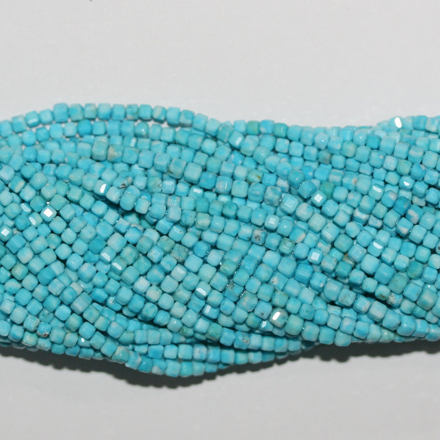 Perles cubiques à facettes en turquoise St de 15 pouces, 2-2,5 mm - Fil de 39 cm.