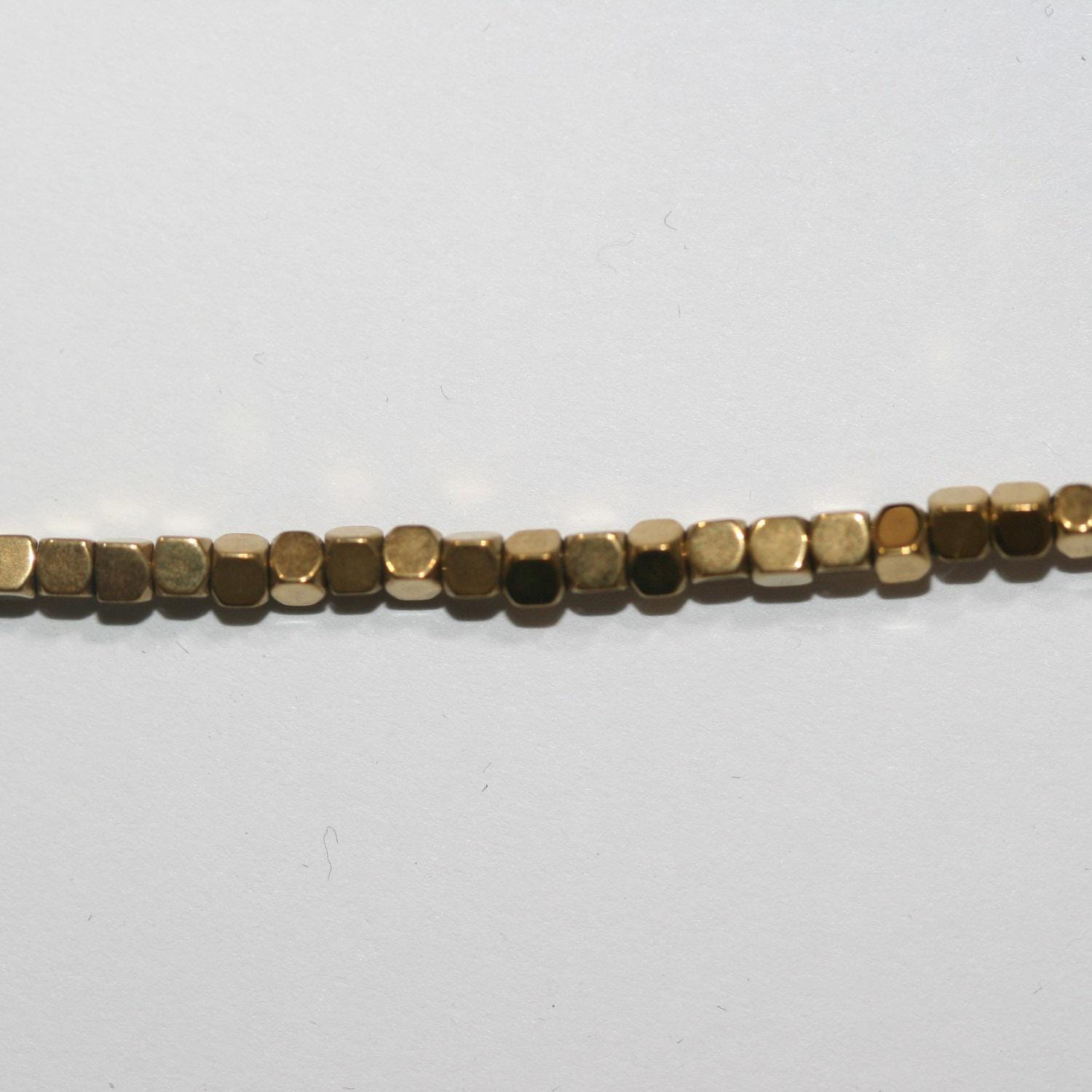 Perles cubiques à facettes en hématite dorée, 15 pouces, 2 mm - Fil de 39 cm