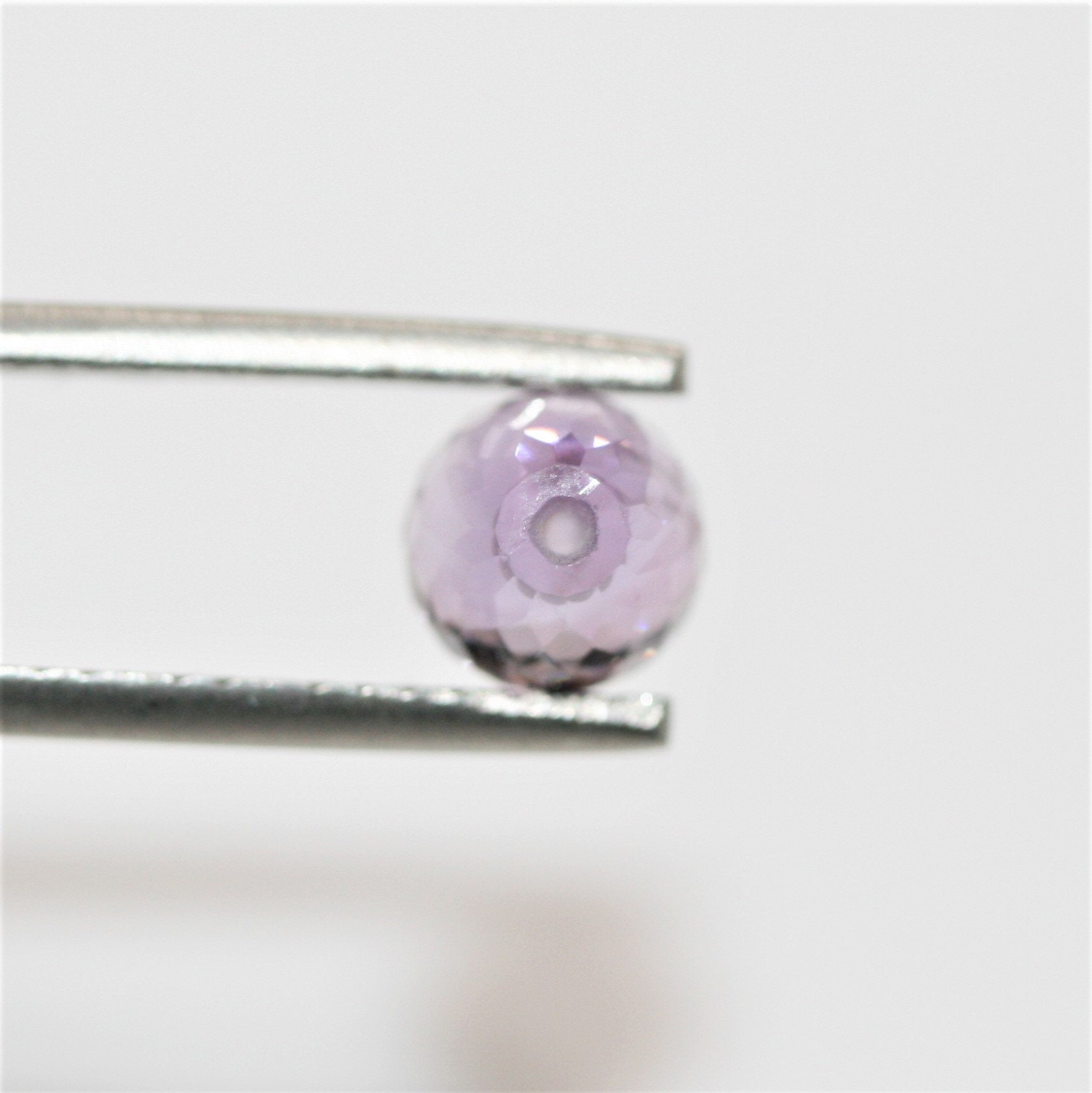 Paire de gouttes d'améthyste à demi-perforées et à facettes, 9x7mm.