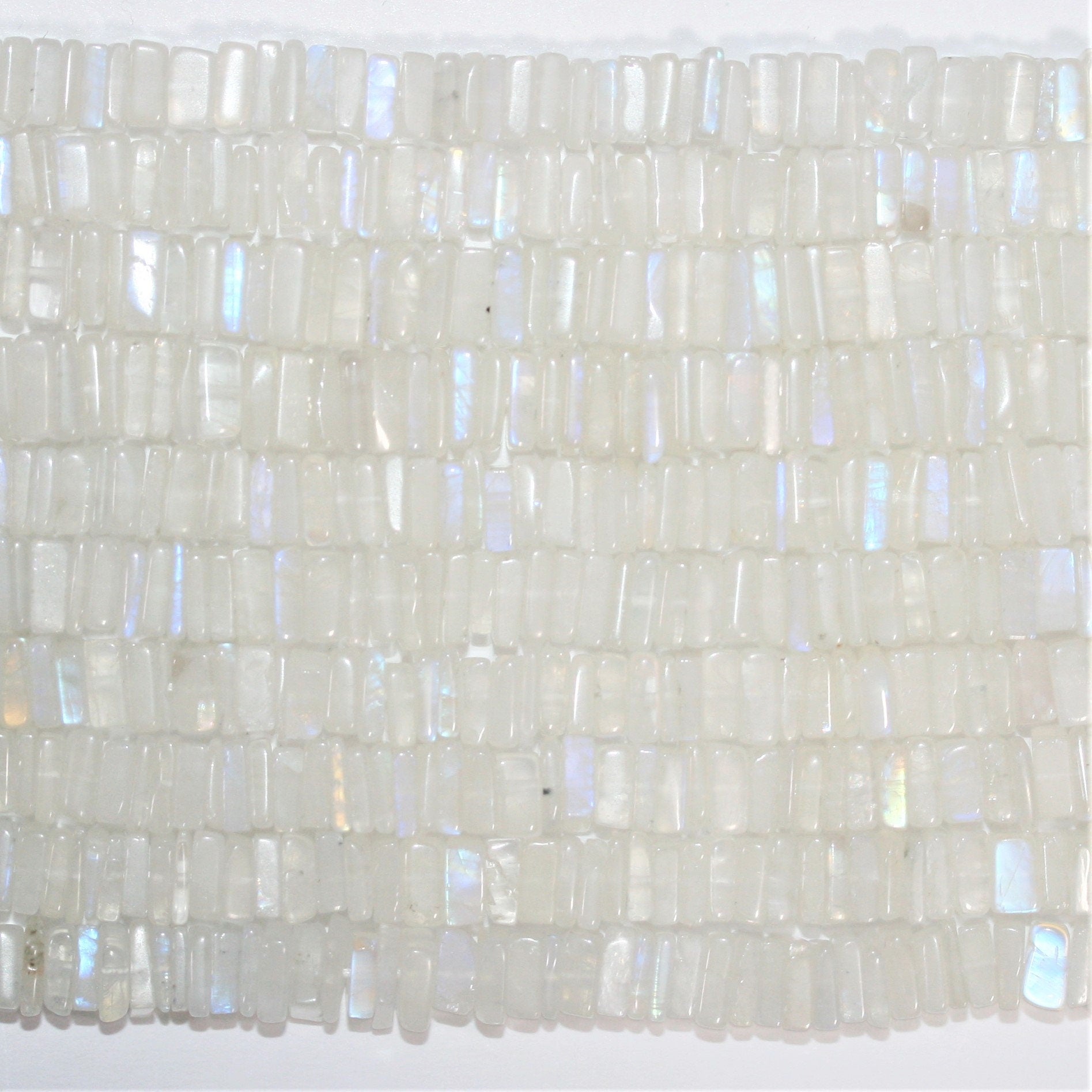 16" St Moonstone Cuentas cuadradas planas lisas de 6x1 mm.- Hilo de 42 cm.