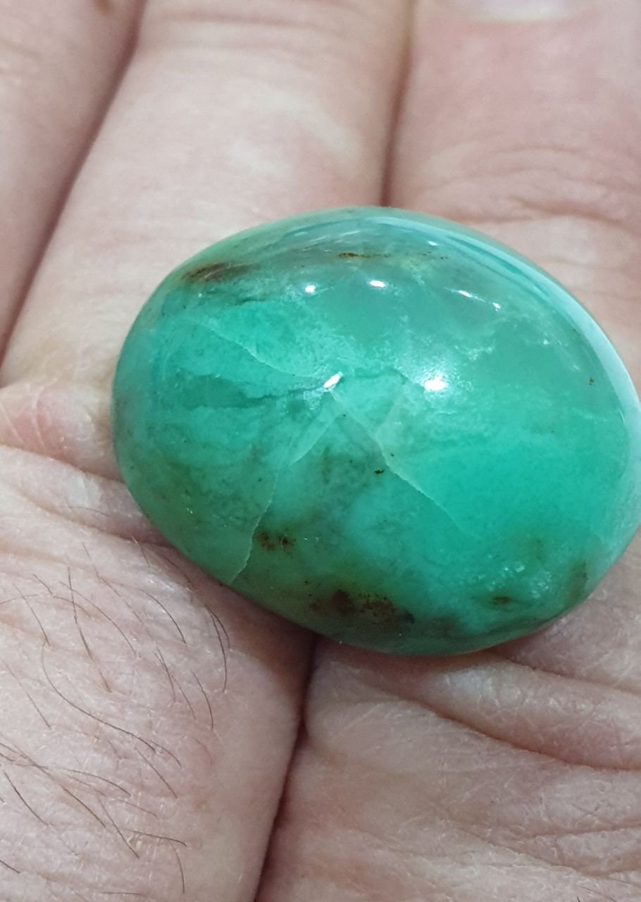 Cabochon ovale de chrysoprase 23,65 x 19,75 x 13,2 mm (42,27 ct).