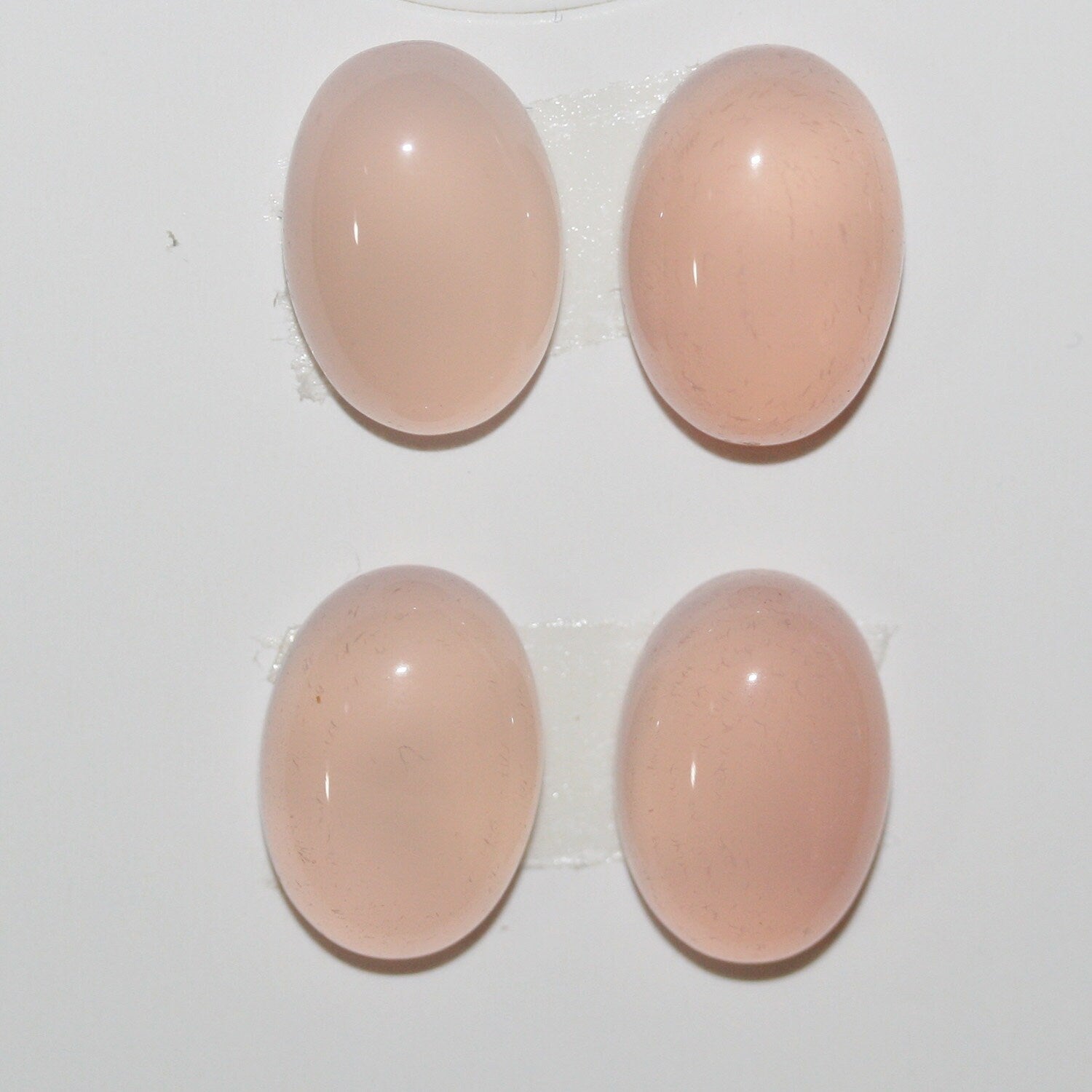 Lote de 4 cabujones ovalados de calcedonia rosa de 14 x 10 mm. (4 piezas)
