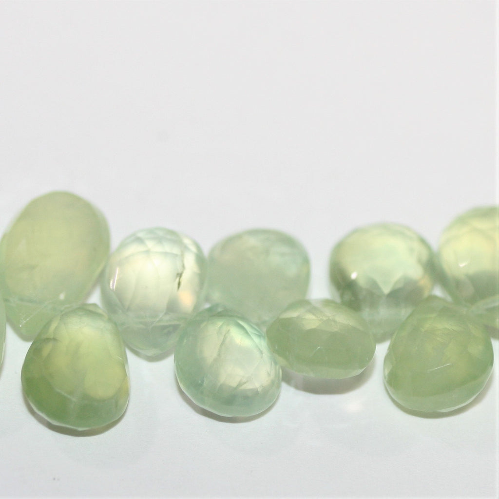 Perles en forme de goutte à facettes de préhnite de 9 pouces (13 x 9 mm). Longueur du fil : environ 23 cm.