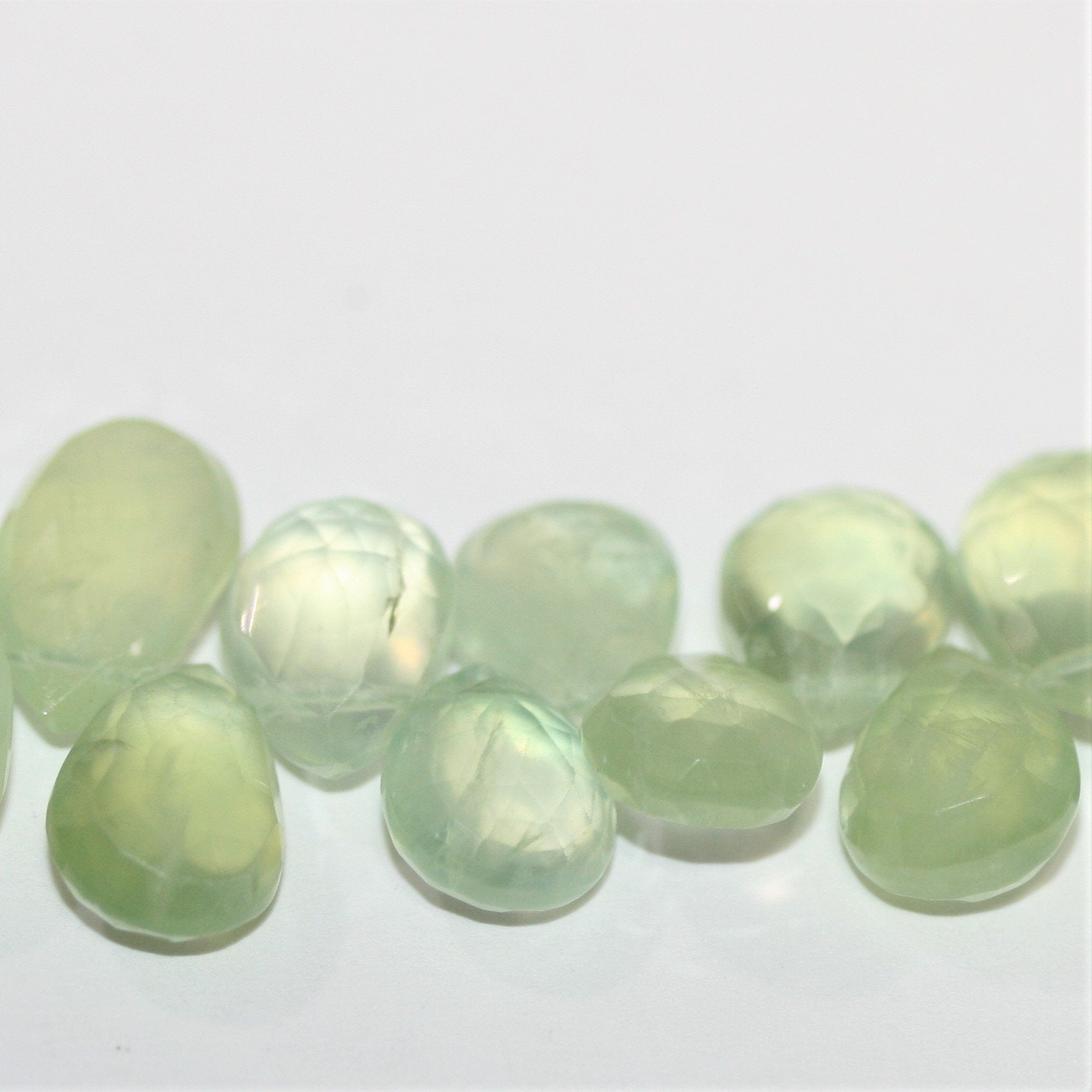 Perles en forme de goutte à facettes de préhnite de 9 pouces (13 x 9 mm). Longueur du fil : environ 23 cm.