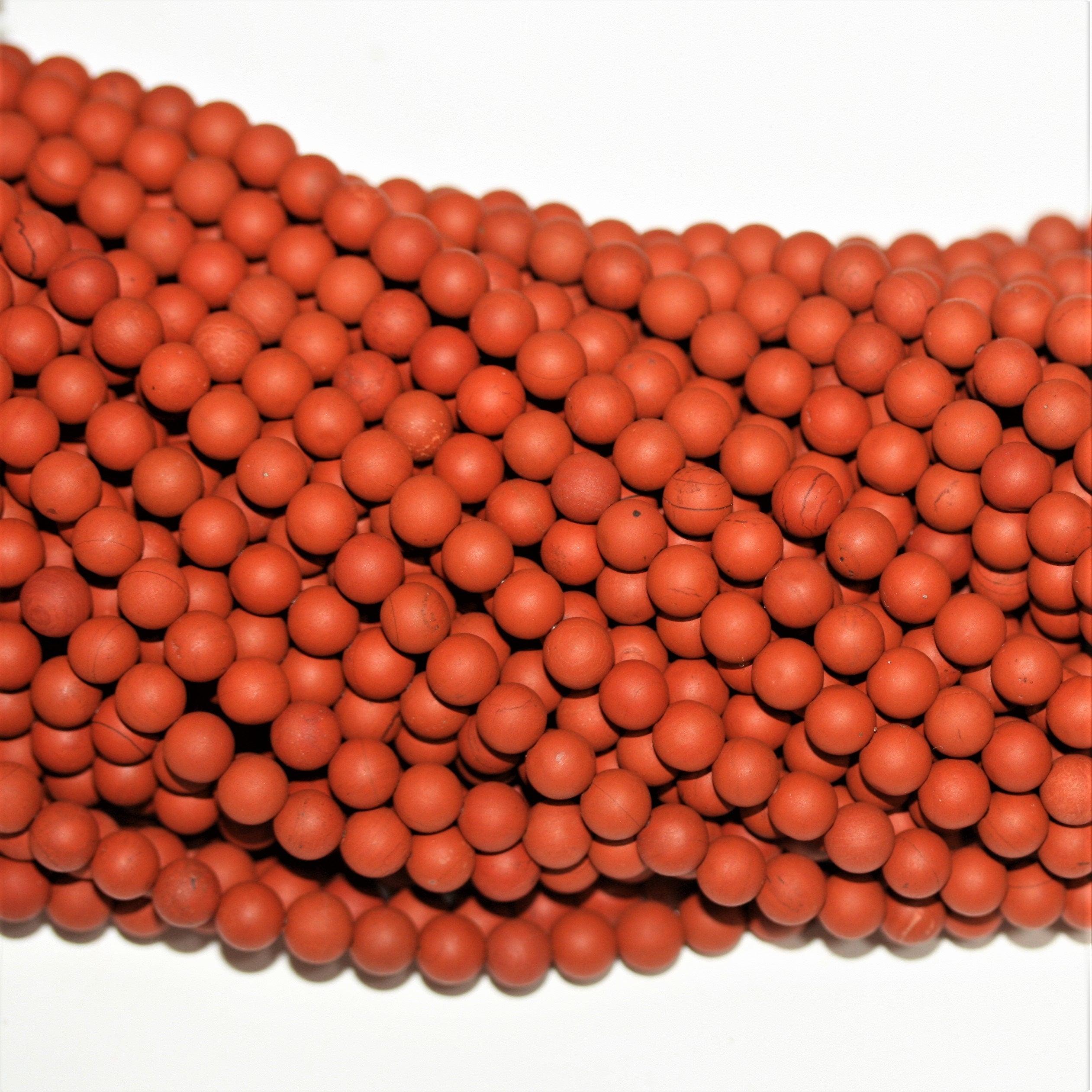 Perles rondes lisses en jaspe rouge, finition mate, 6 mm - Fil de 38 cm.