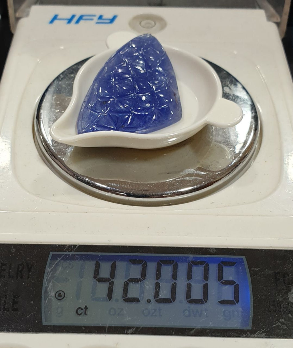 Grande taille unique sculptée dans un cabochon de tanzanite naturelle, 39 x 24,6 mm, 42 carats - Sculpture sur pierre précieuse