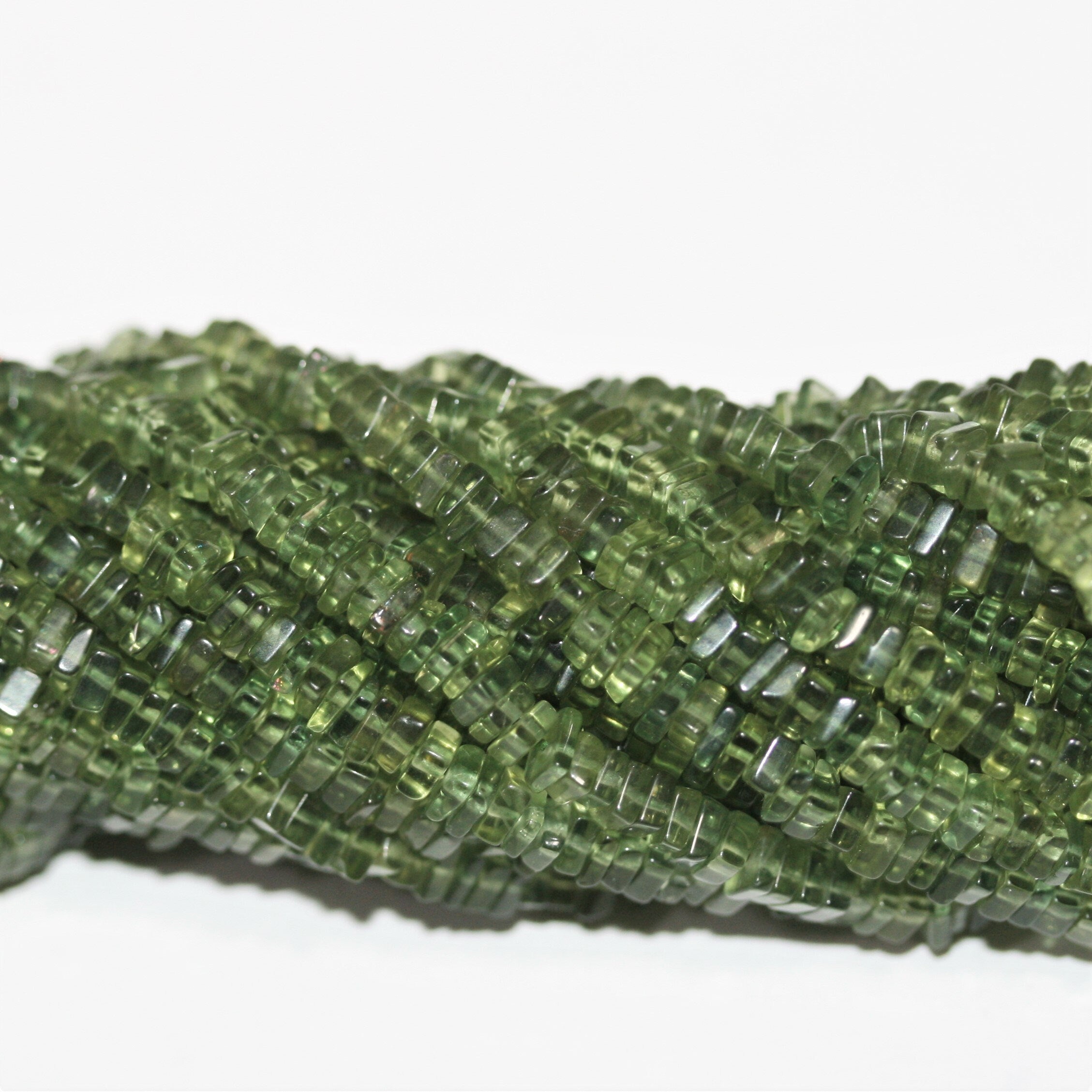 16" St Green Apatite Smooth Flat Square Beads 4x1mm.-Hilo 42cm.