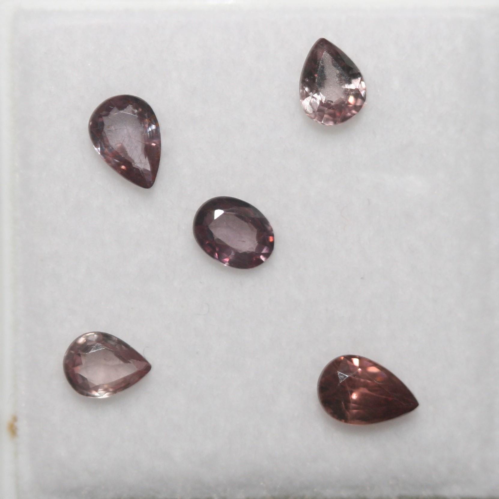 Lote de 5 granates facetados que cambian de color, ovalados y colgantes, de 4,5 x 3,5 mm aproximadamente. Paquetes de piedras preciosas. Precio al por mayor.