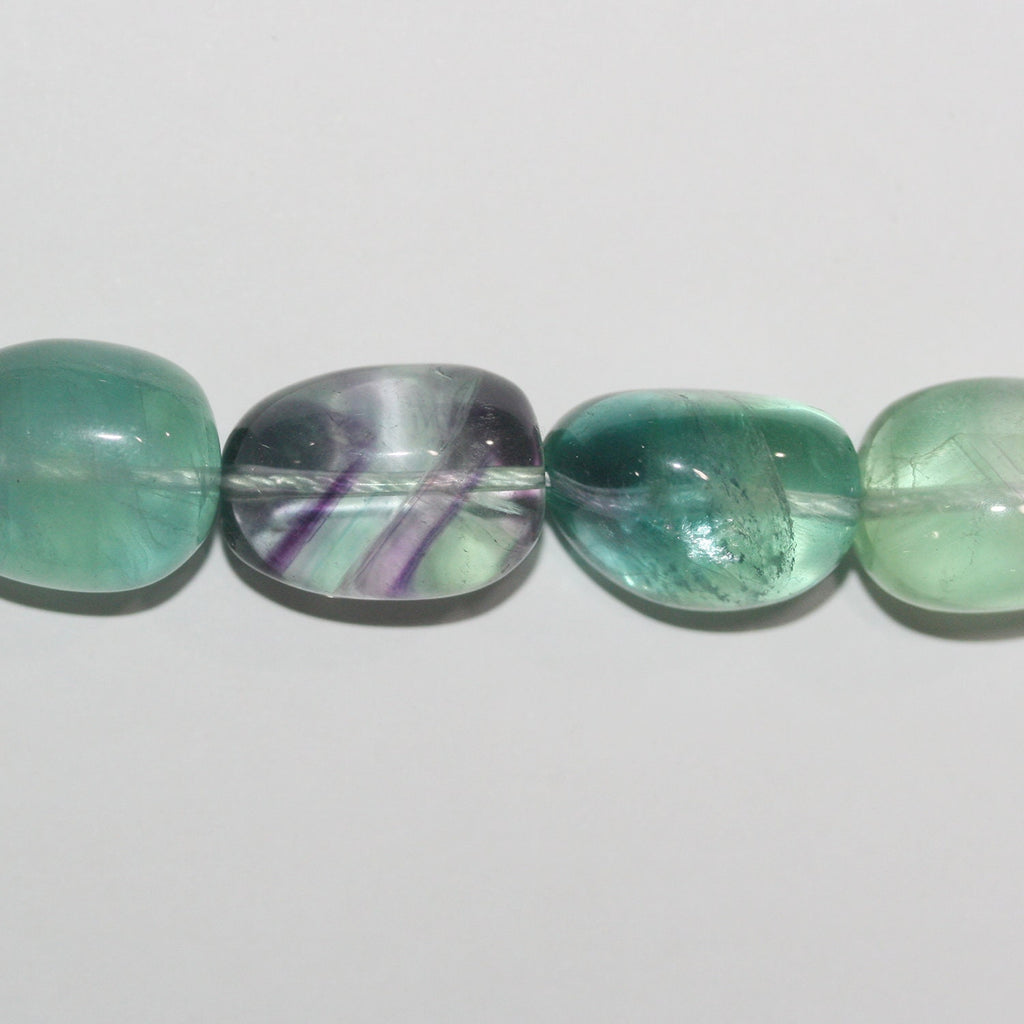 Perles de fluorite St lisses en forme de pépites, 18 x 15 mm. Longueur approximative du brin : 39 cm.