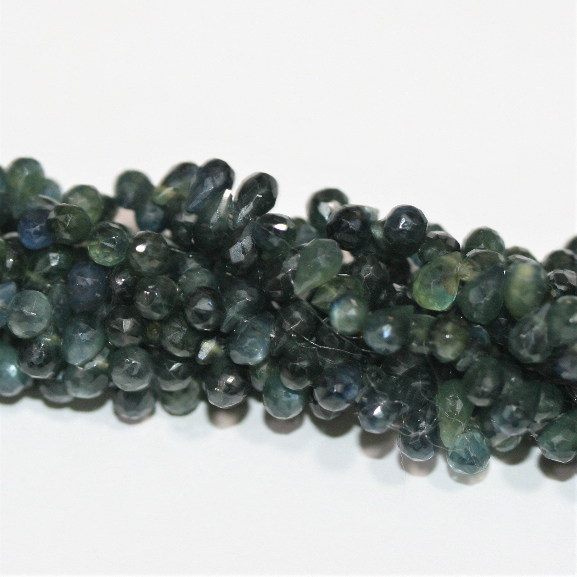 Perles en forme de goutte facettées en saphir vert bleuâtre de 9 pouces (environ 6 x 4 mm). Longueur du fil : 23 cm.