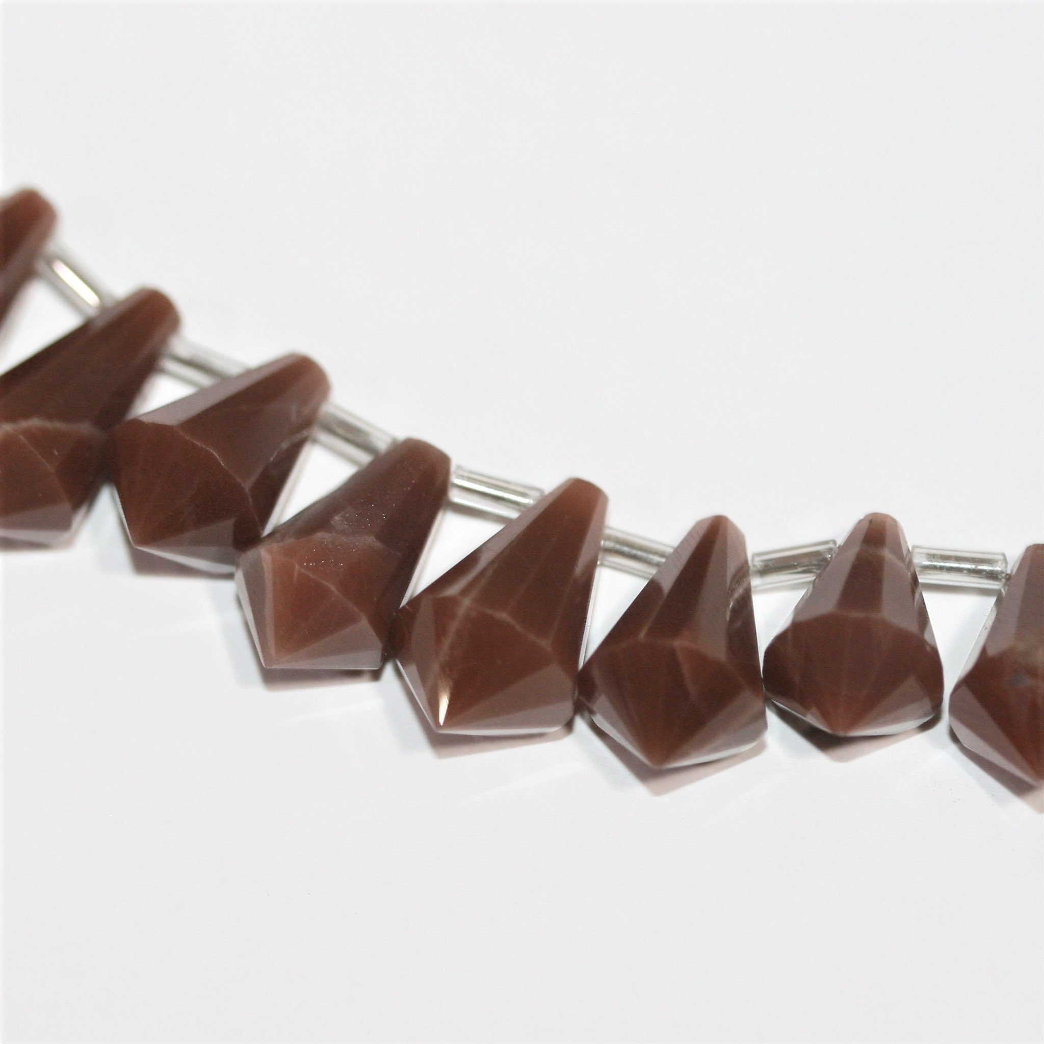 Cuentas facetadas de piedra lunar marrón oscuro de 6" 13x7 mm - Hilo de 15 cm.