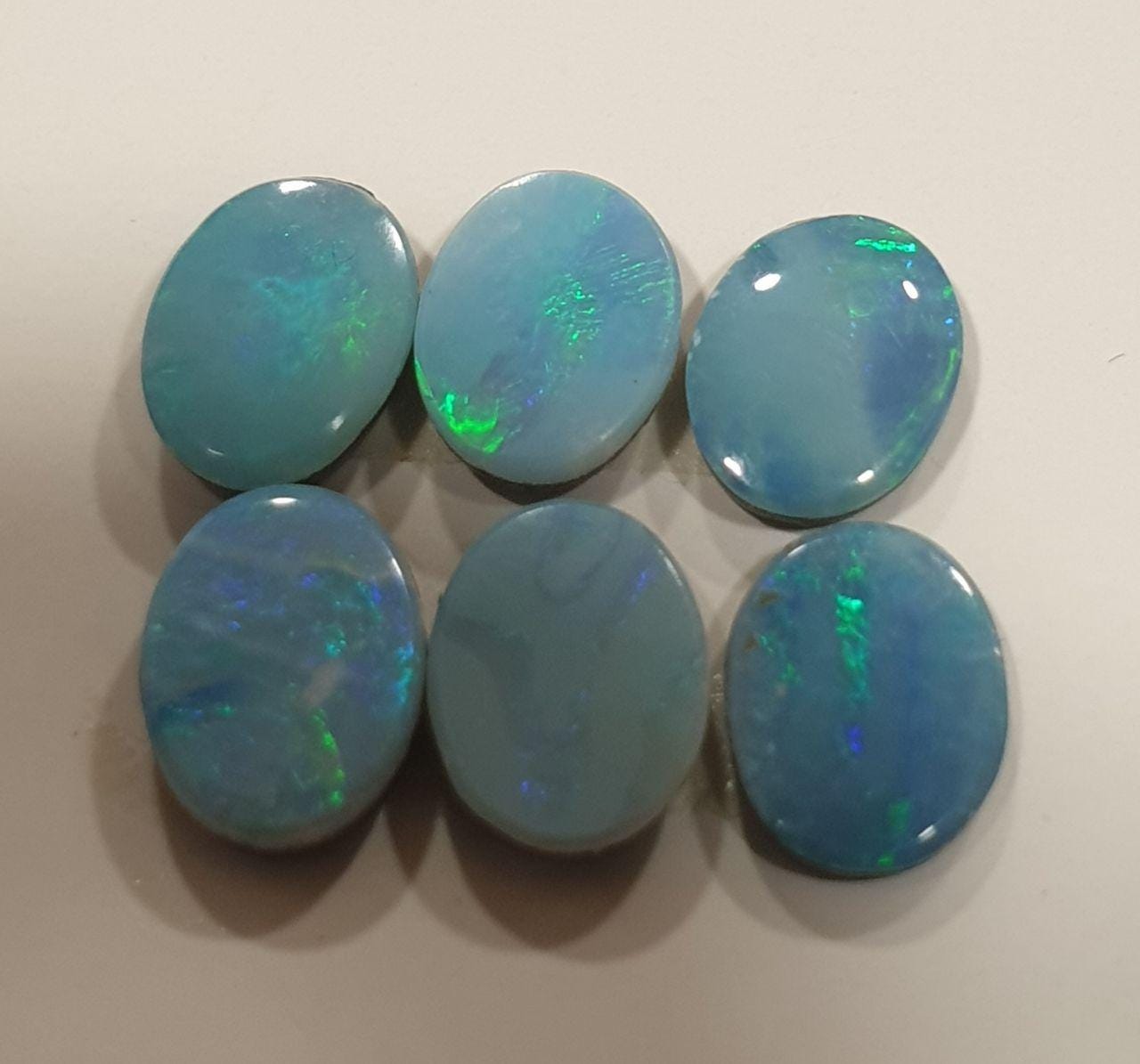 Lote de 6 cabujones ovalados planos de ópalo australiano natural de 8 x 6 mm (aprox.). Par doblete.