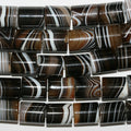 Perles cylindriques lisses en agate à rayures brunes, 17 x 15 mm environ. Longueur du fil : 39 cm.