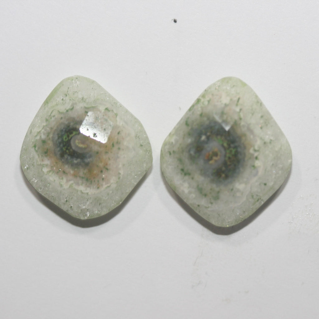 Única pieza. Par de cuarzos solares de 19 x 17,5 mm para colgante, engarce o colgante sin agujero.