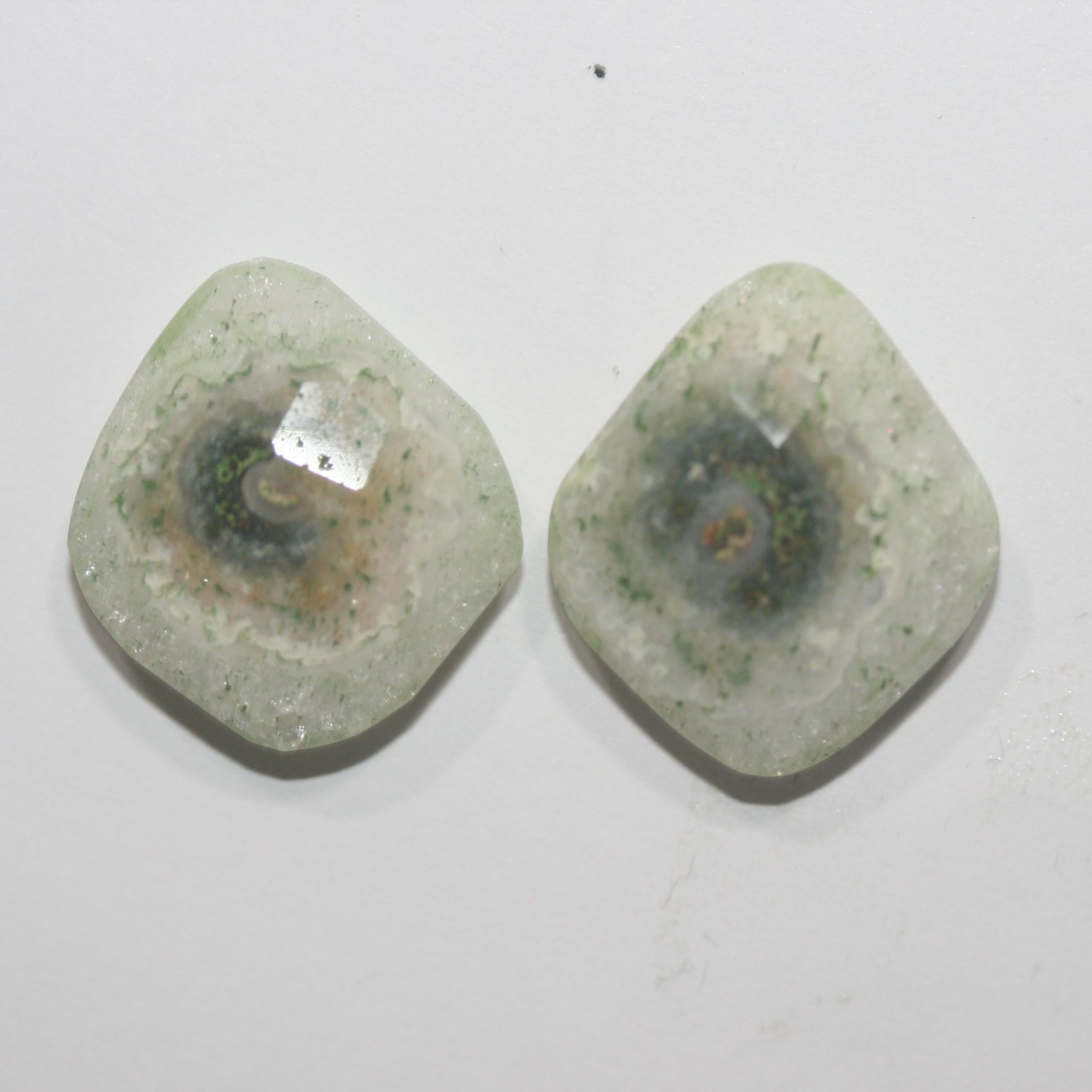 Pièce unique. Paire de quartz solaire 19 x 17,5 mm pour pendentif ou bijou, ou pendentif sans trou.