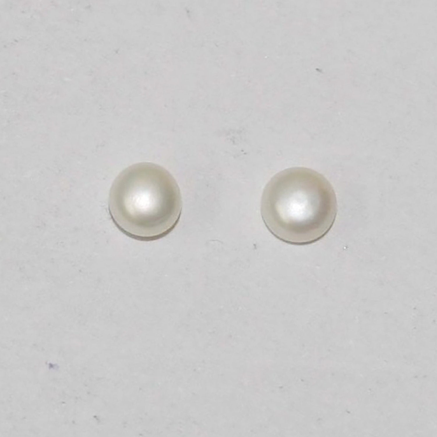 Pendientes de perla de agua dulce con seis pares a juego, semiperforados, de brillo superior AAA, de 3,5 a 4 mm, con forma de botón, casi redondos (perla natural de brillo superior).