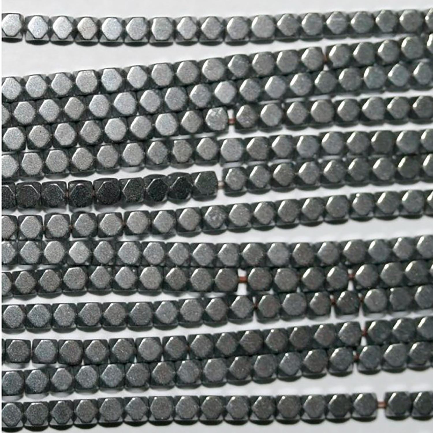 Cuentas cúbicas facetadas de hematita plateada de 16" (2 mm) - Hilo de 40 cm